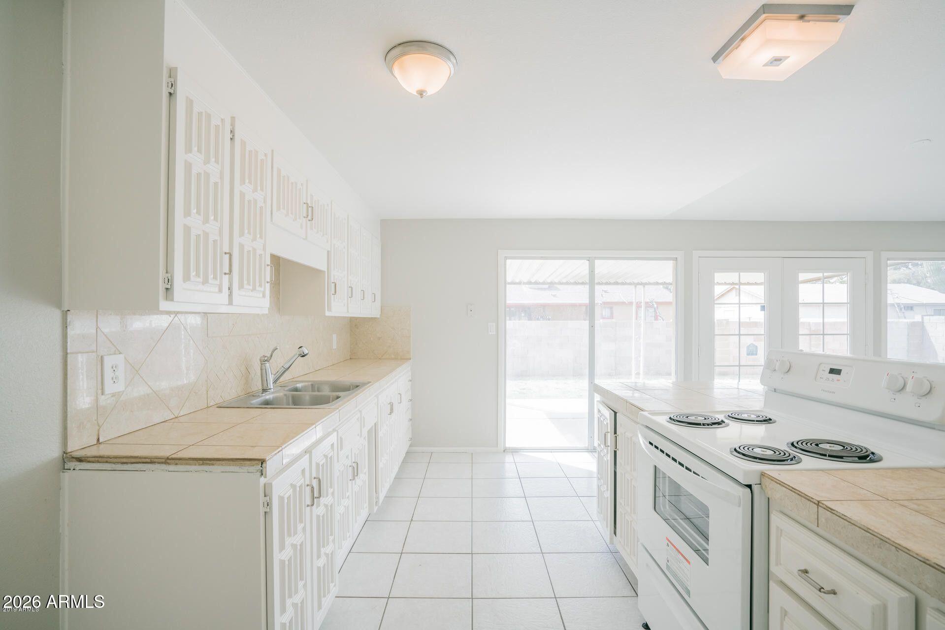 8017 W MEADOWBROOK Avenue