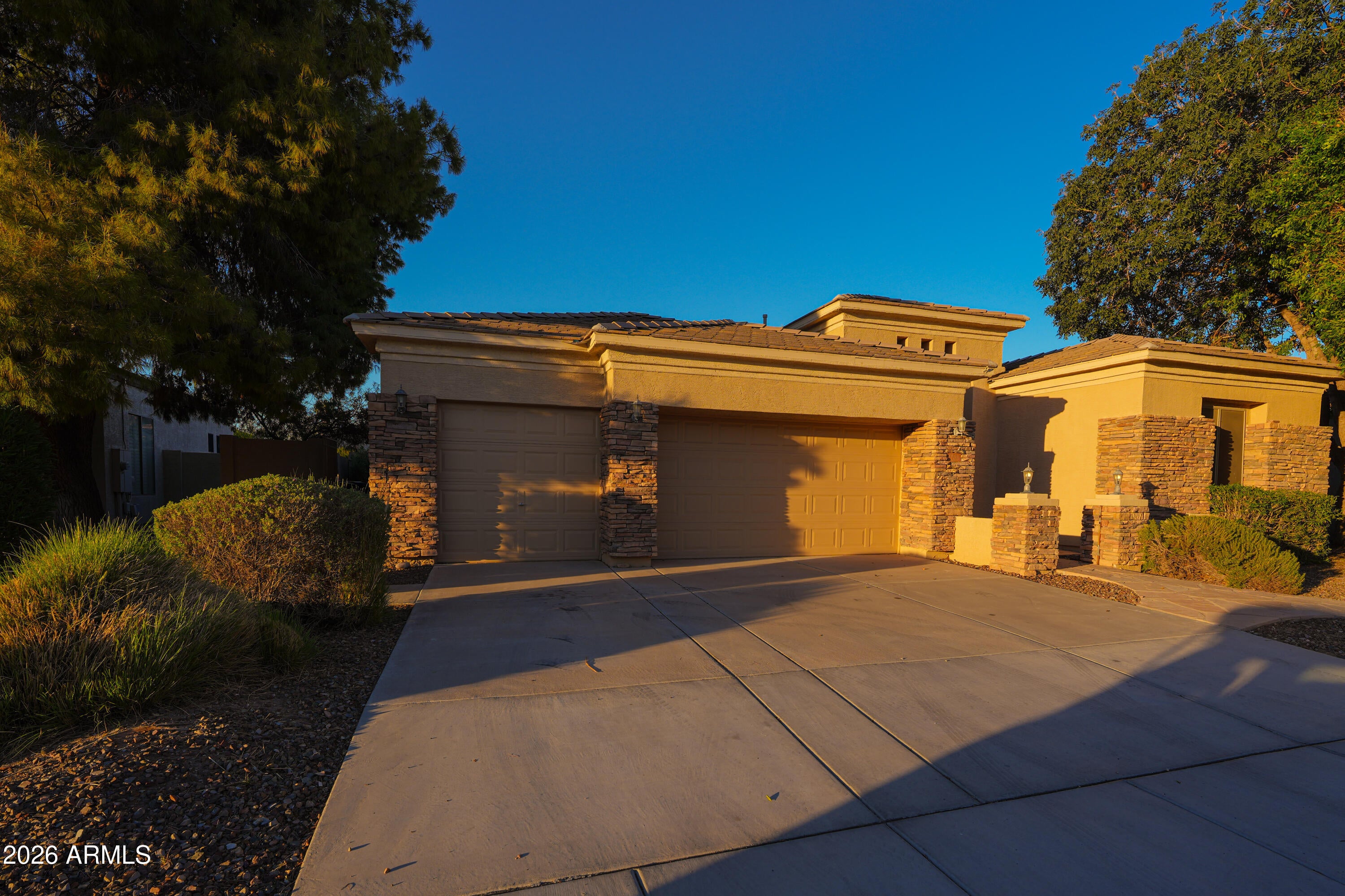 462 W CAROB Drive