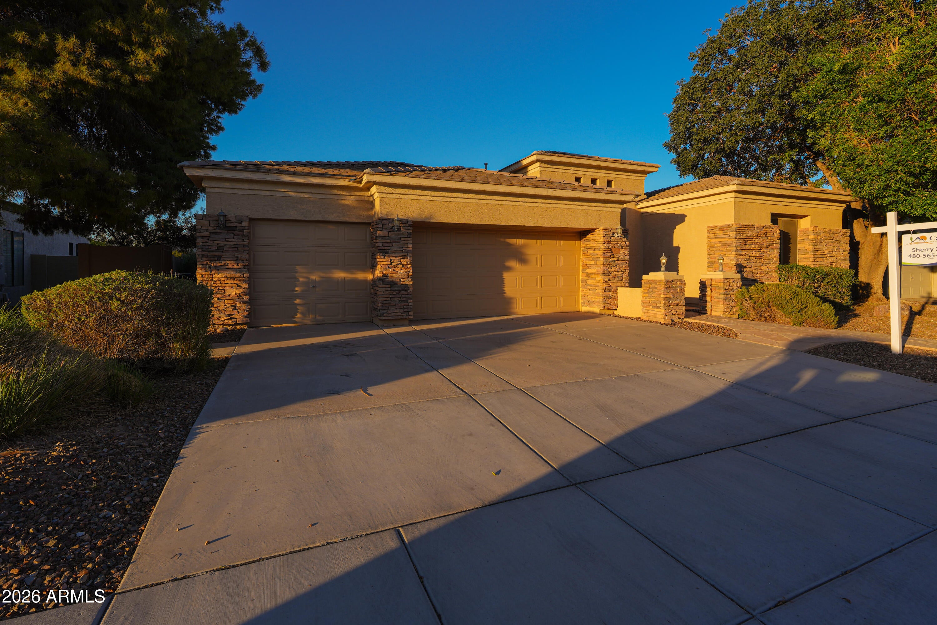 462 W CAROB Drive
