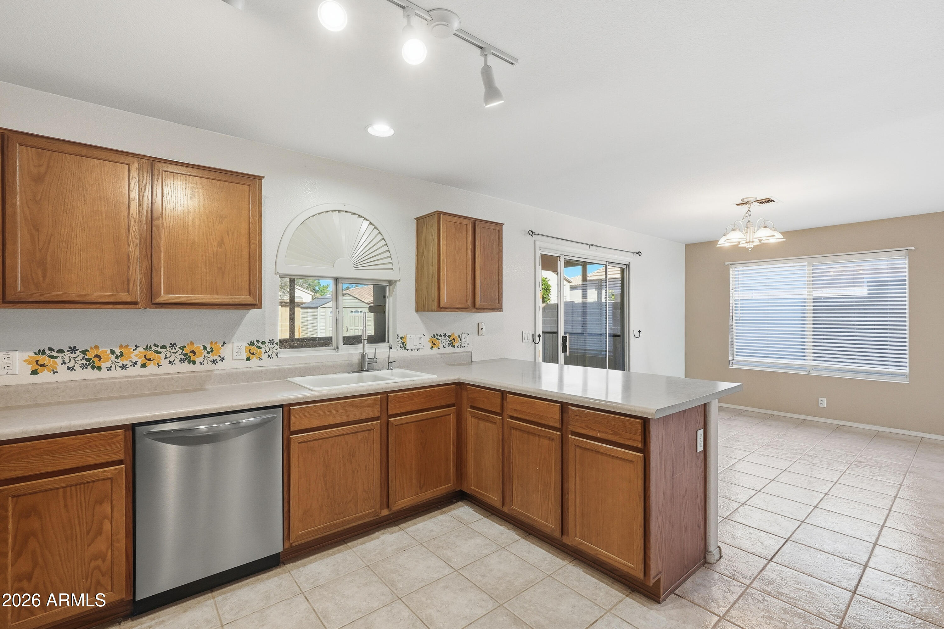 2546 E CAMELLIA Drive