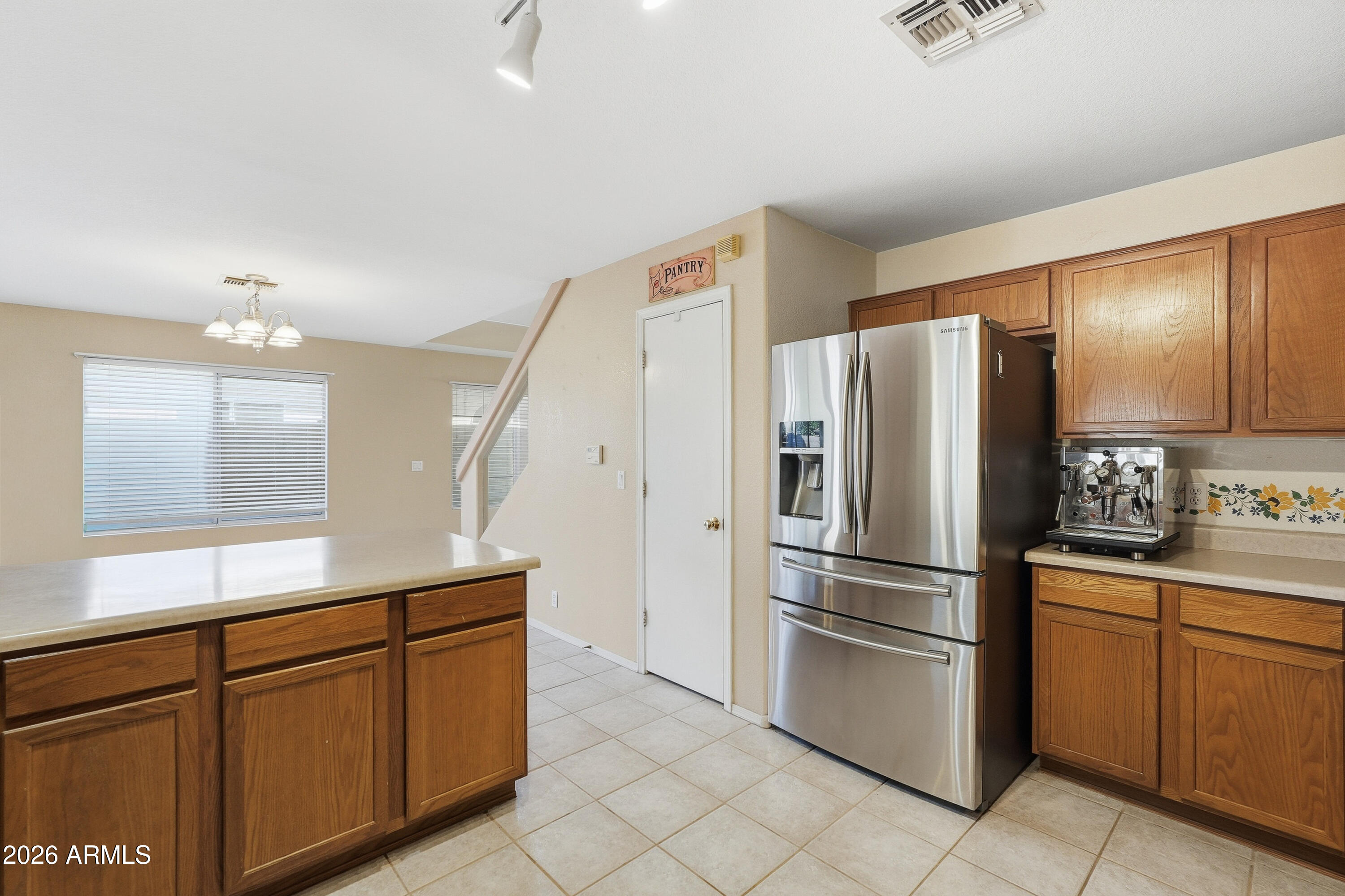 2546 E CAMELLIA Drive