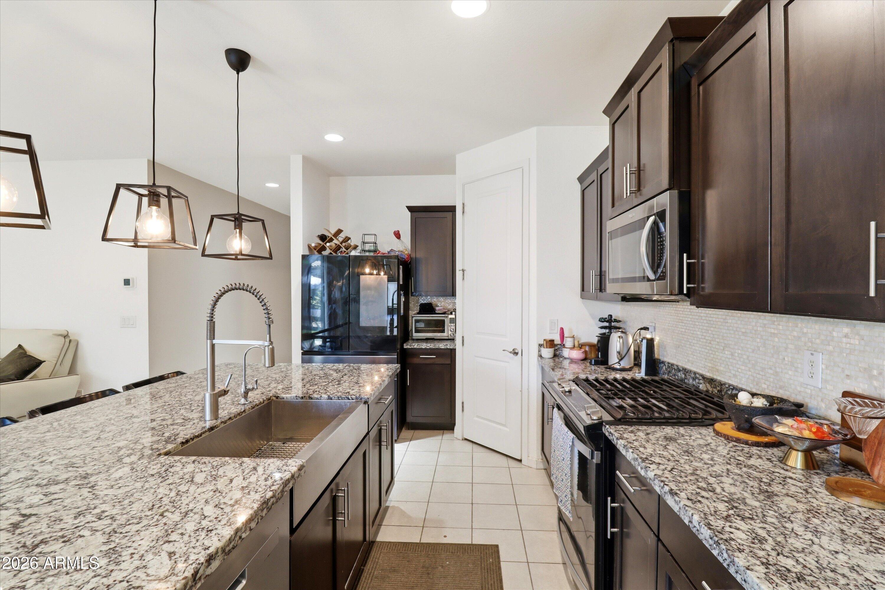 6737 W VALLEY VIEW Drive