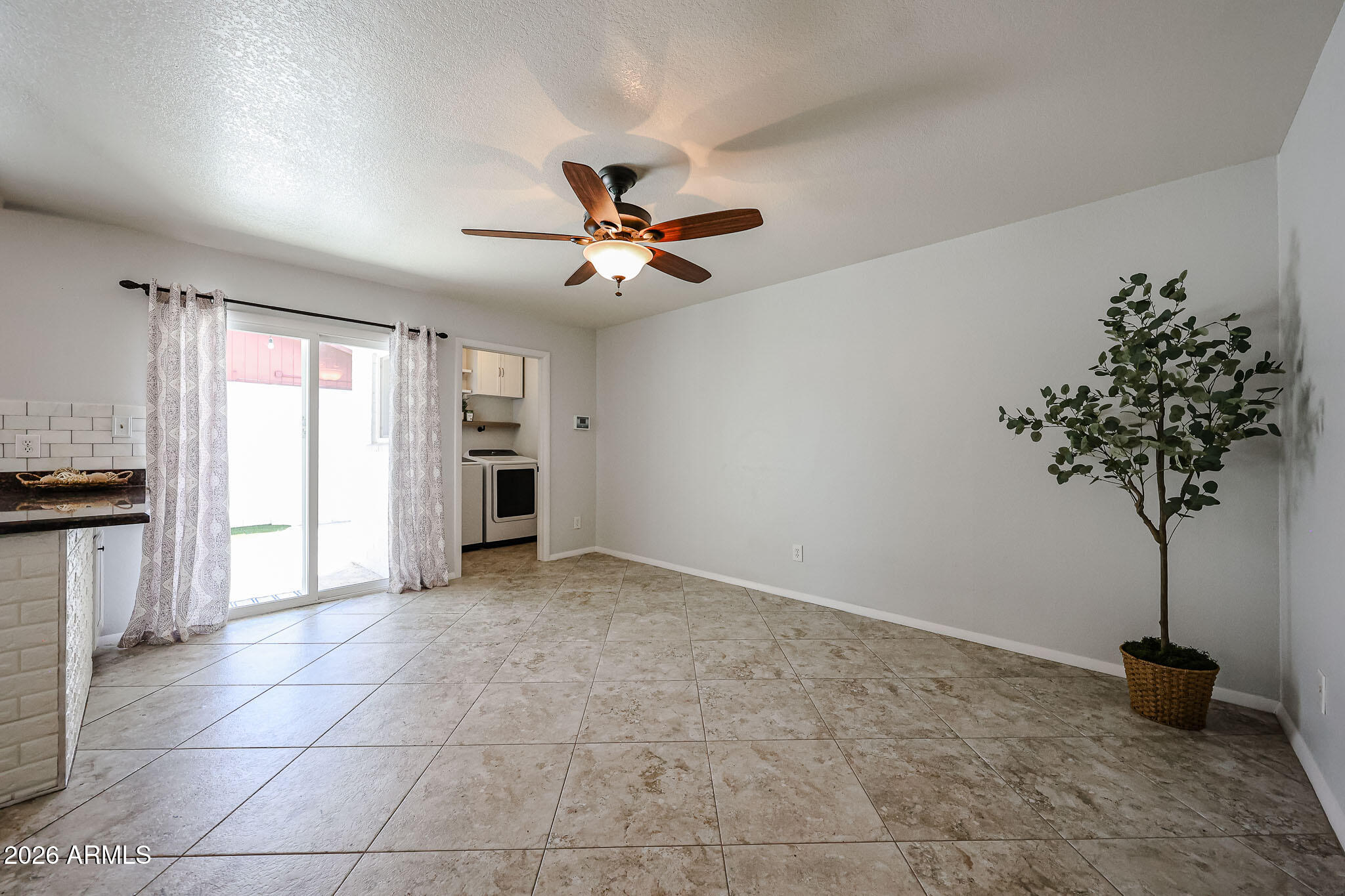 1812 W TOPEKA Drive
