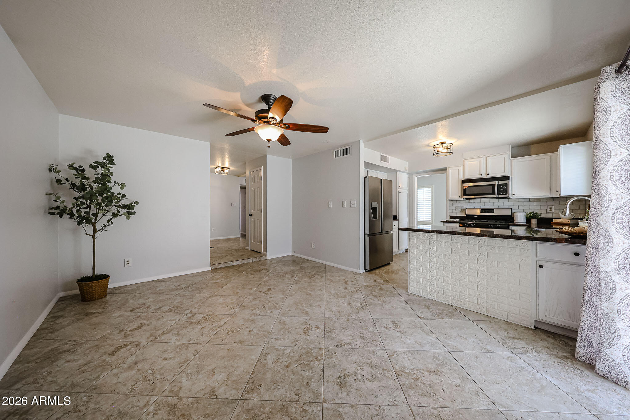 1812 W TOPEKA Drive