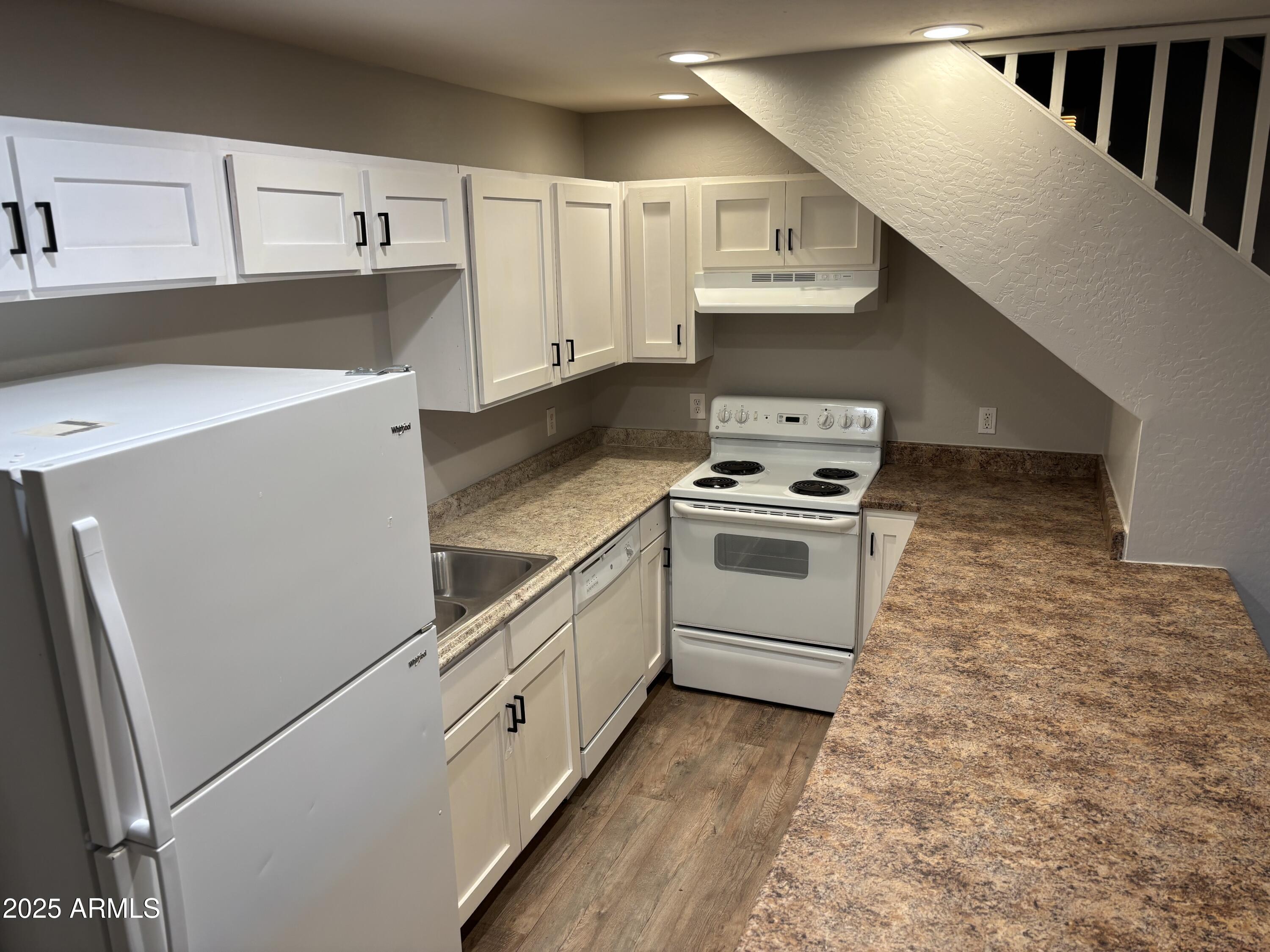 528 E Navajo Avenue 3