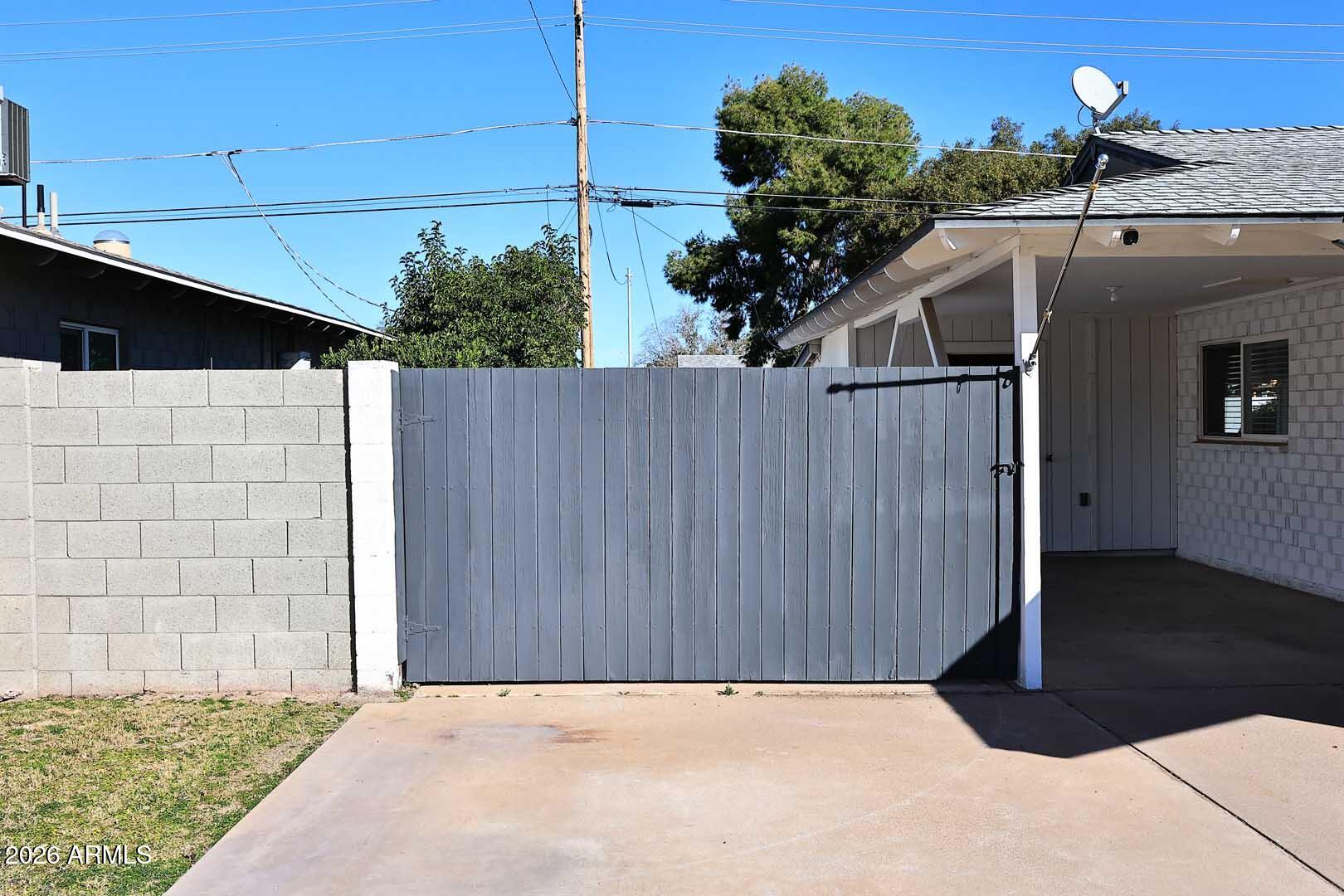 8302 E INDIANOLA Avenue