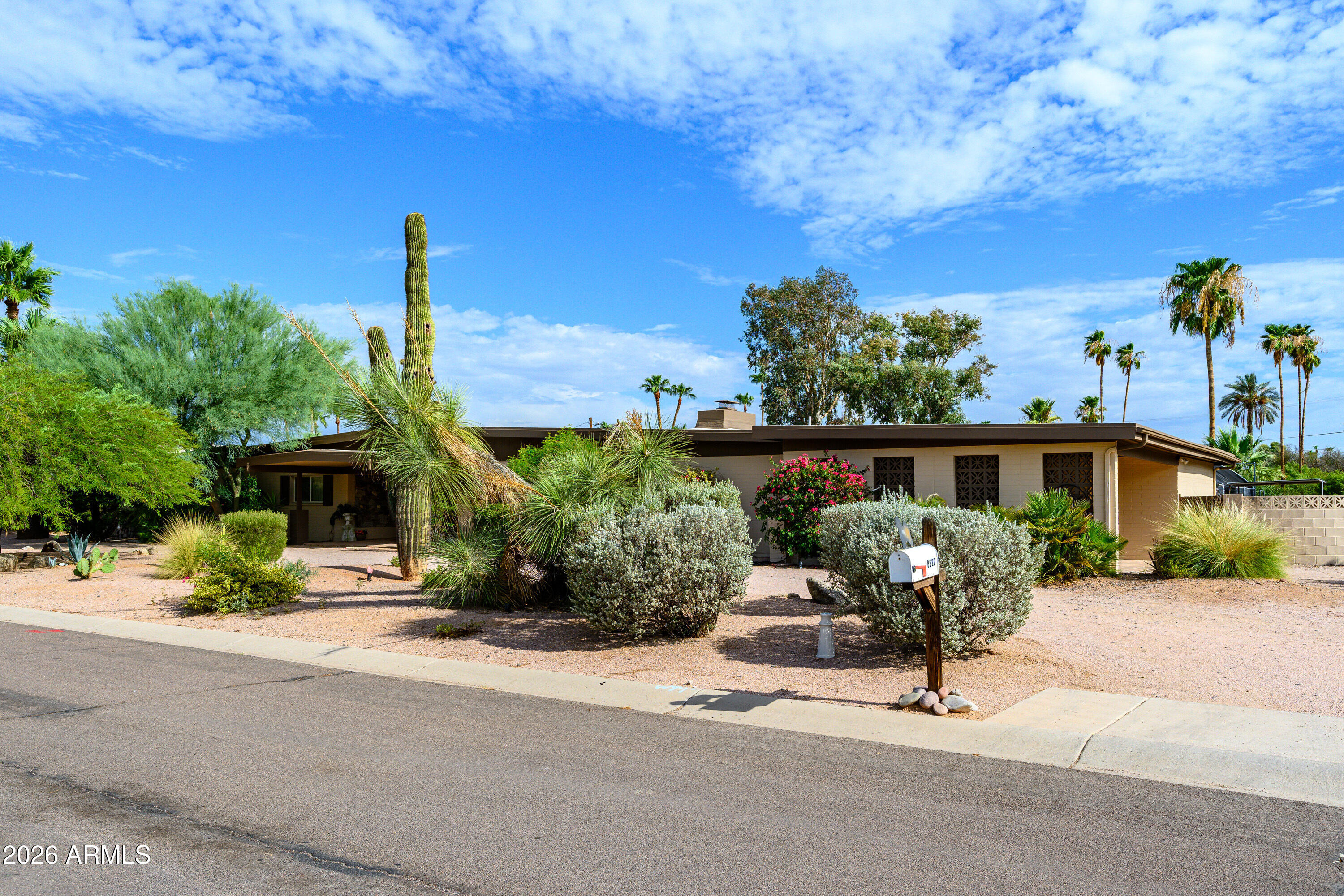 8622 E CACTUS WREN Road