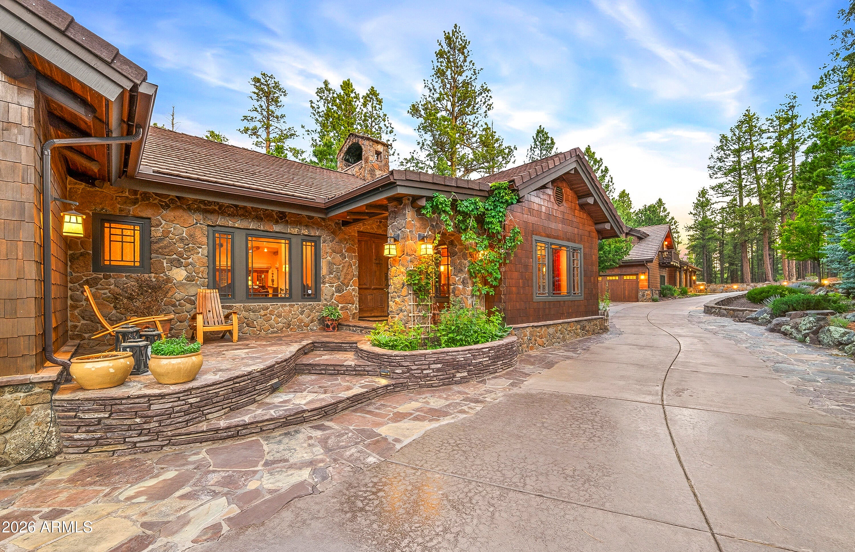 2912 N CREEKSIDE Drive