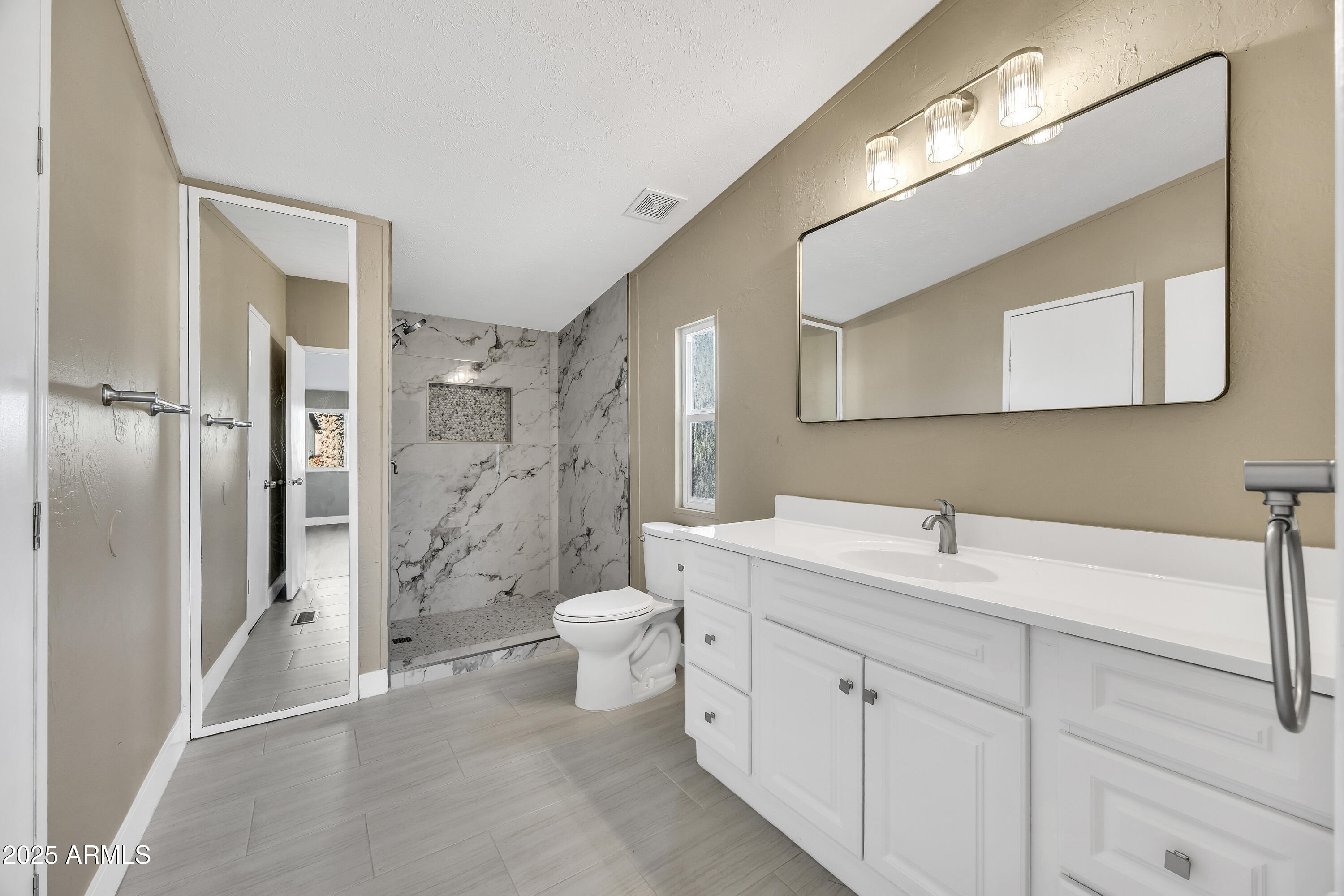 2000 S APACHE Road 220