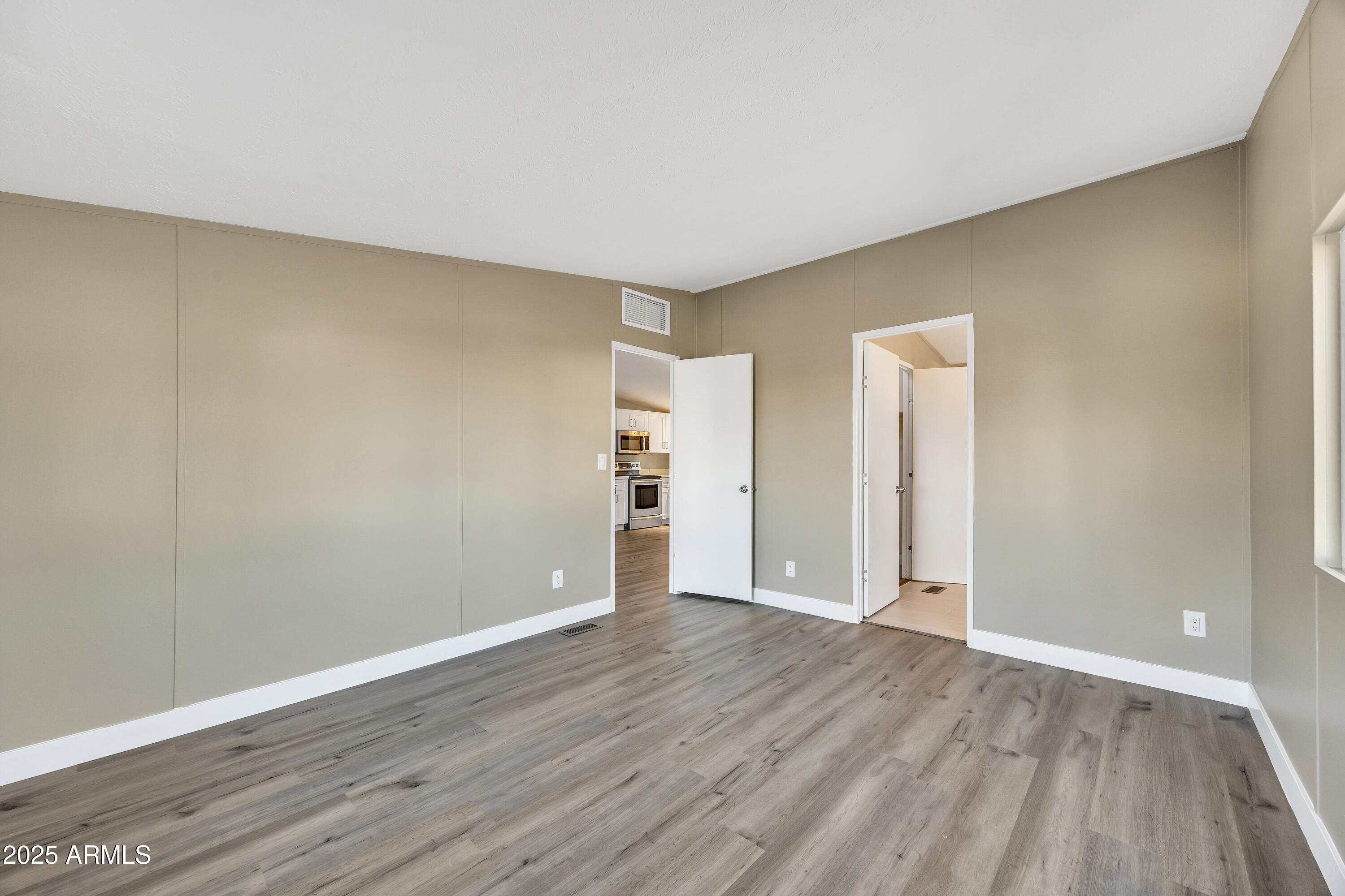 2000 S APACHE Road 220