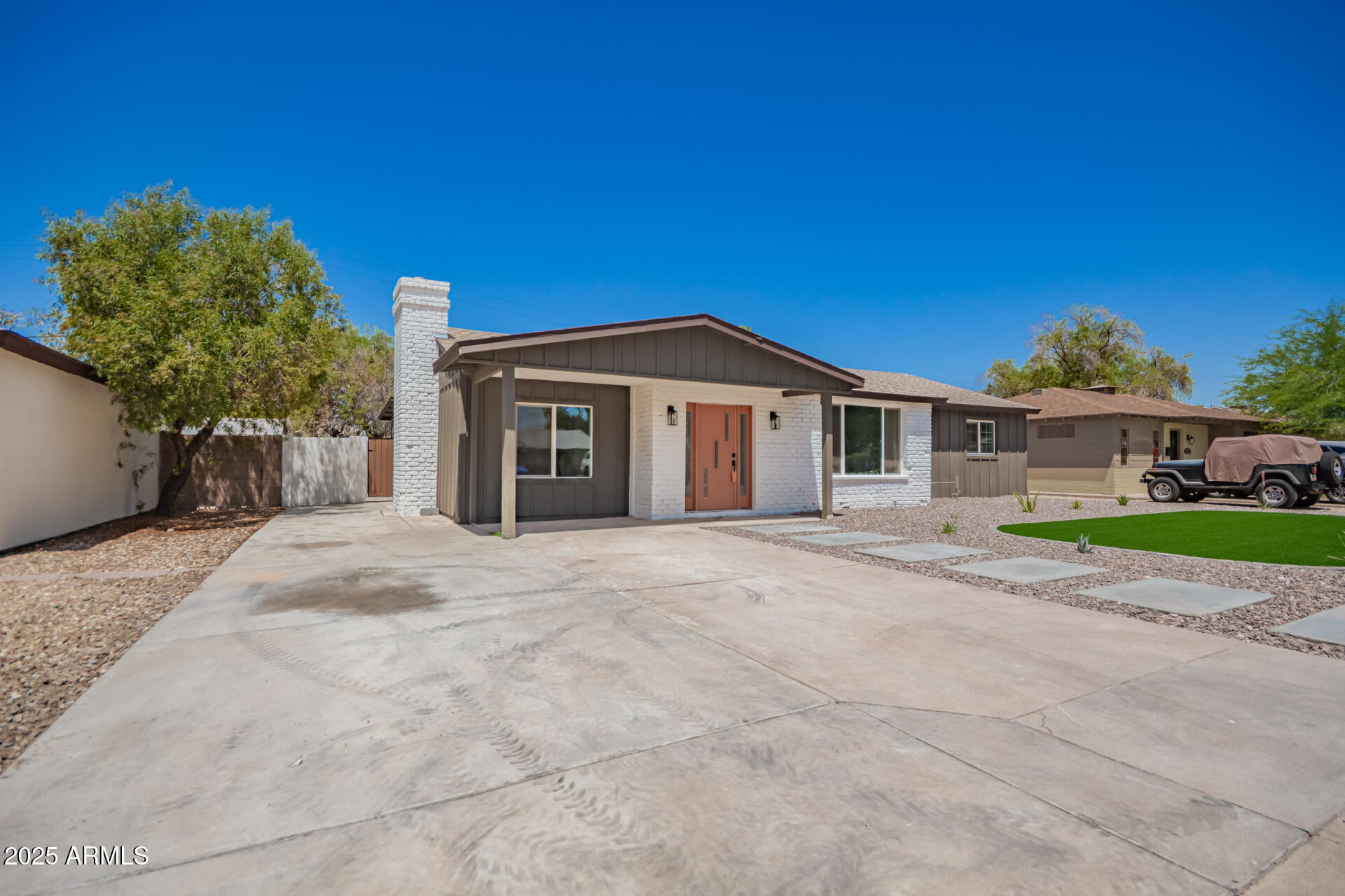 5724 N 13TH Place
