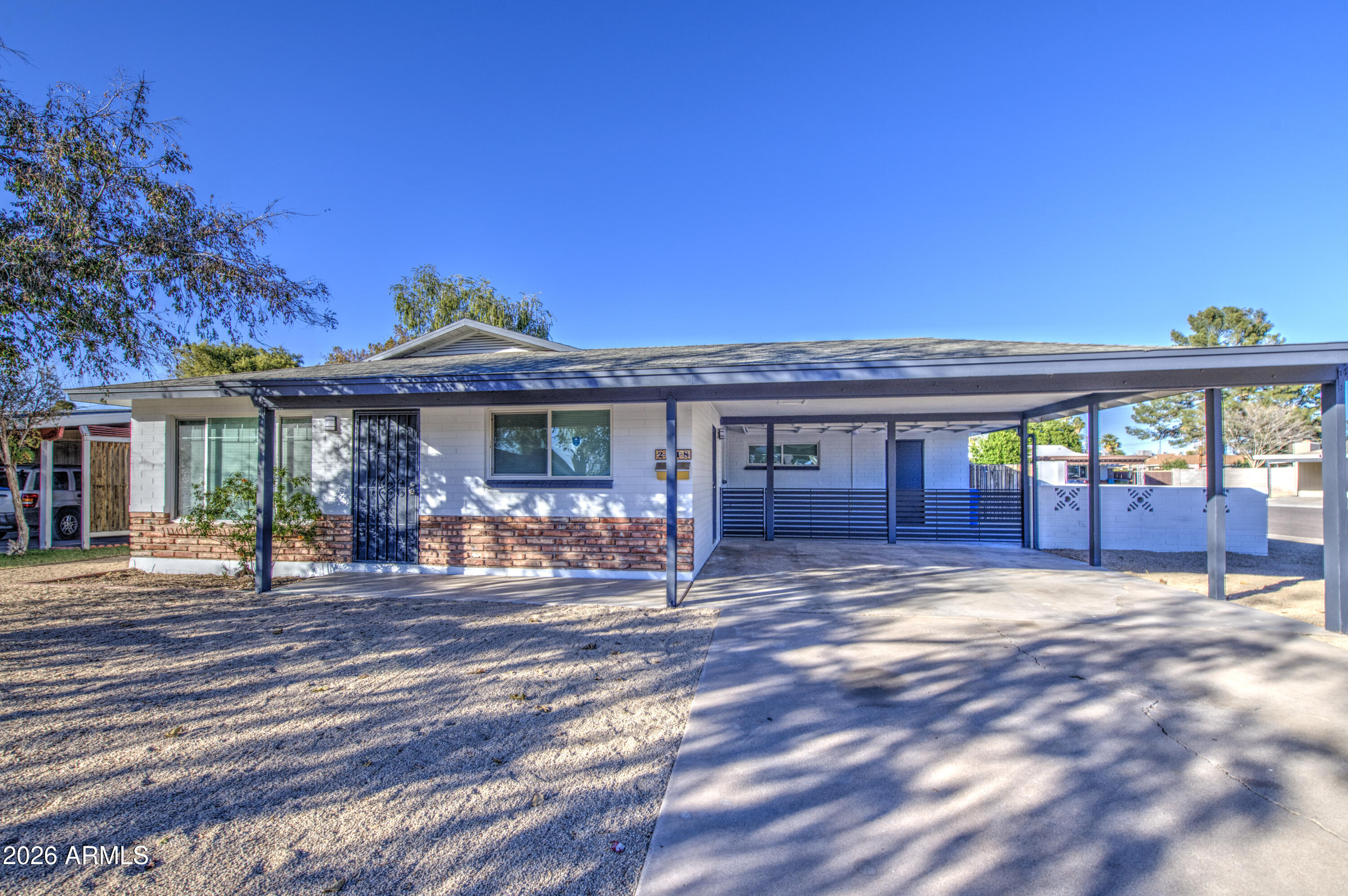 2048 W CLAREMONT Street