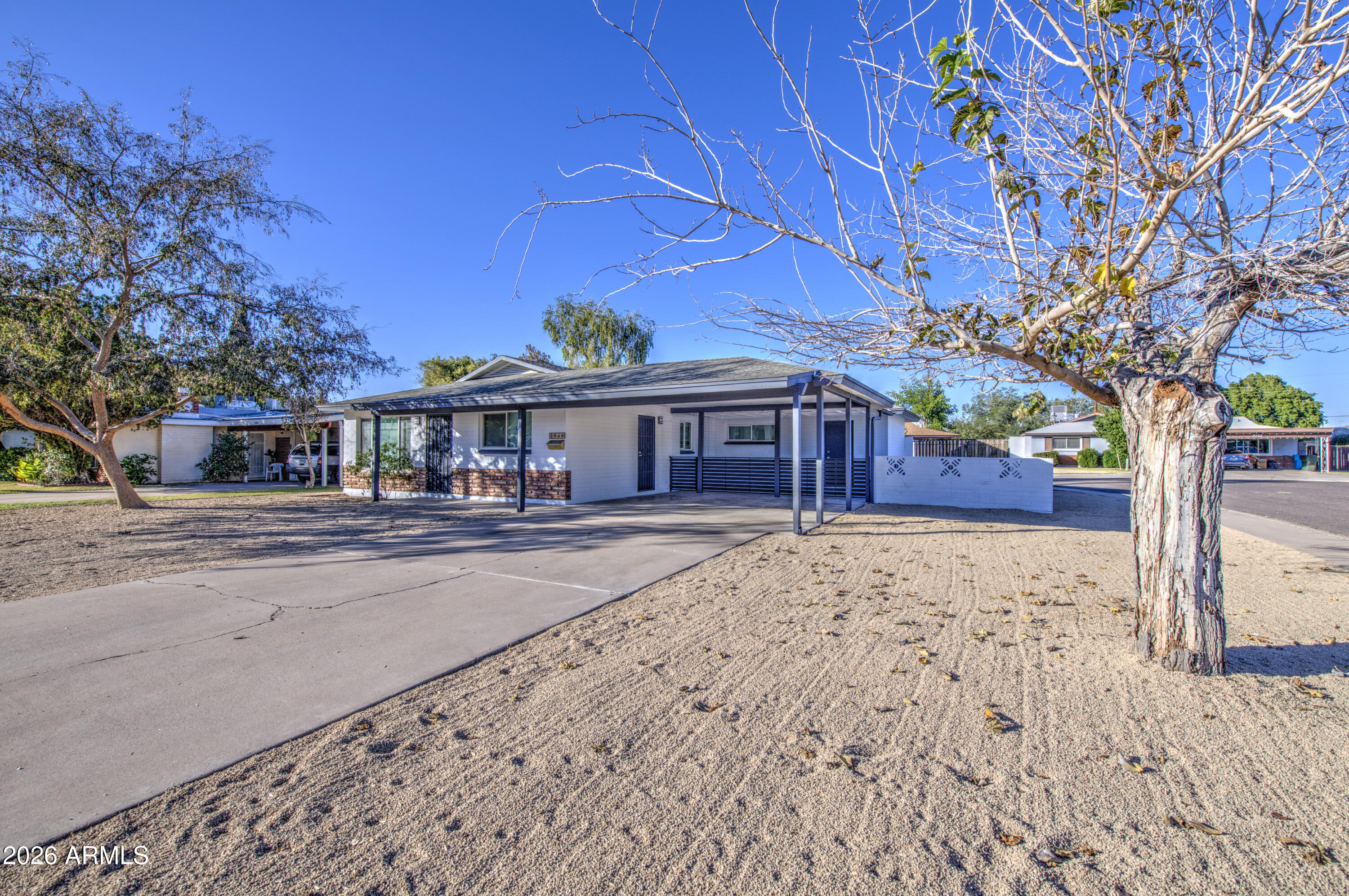 2048 W CLAREMONT Street