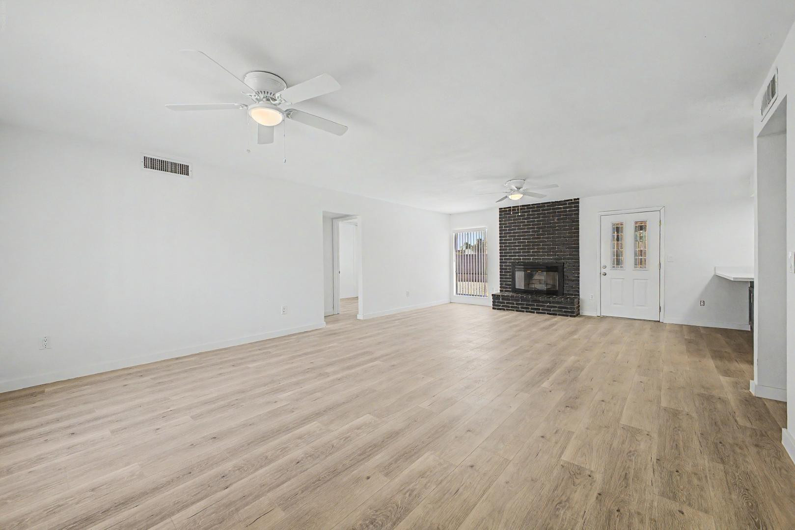 935 W SANTA CRUZ Drive