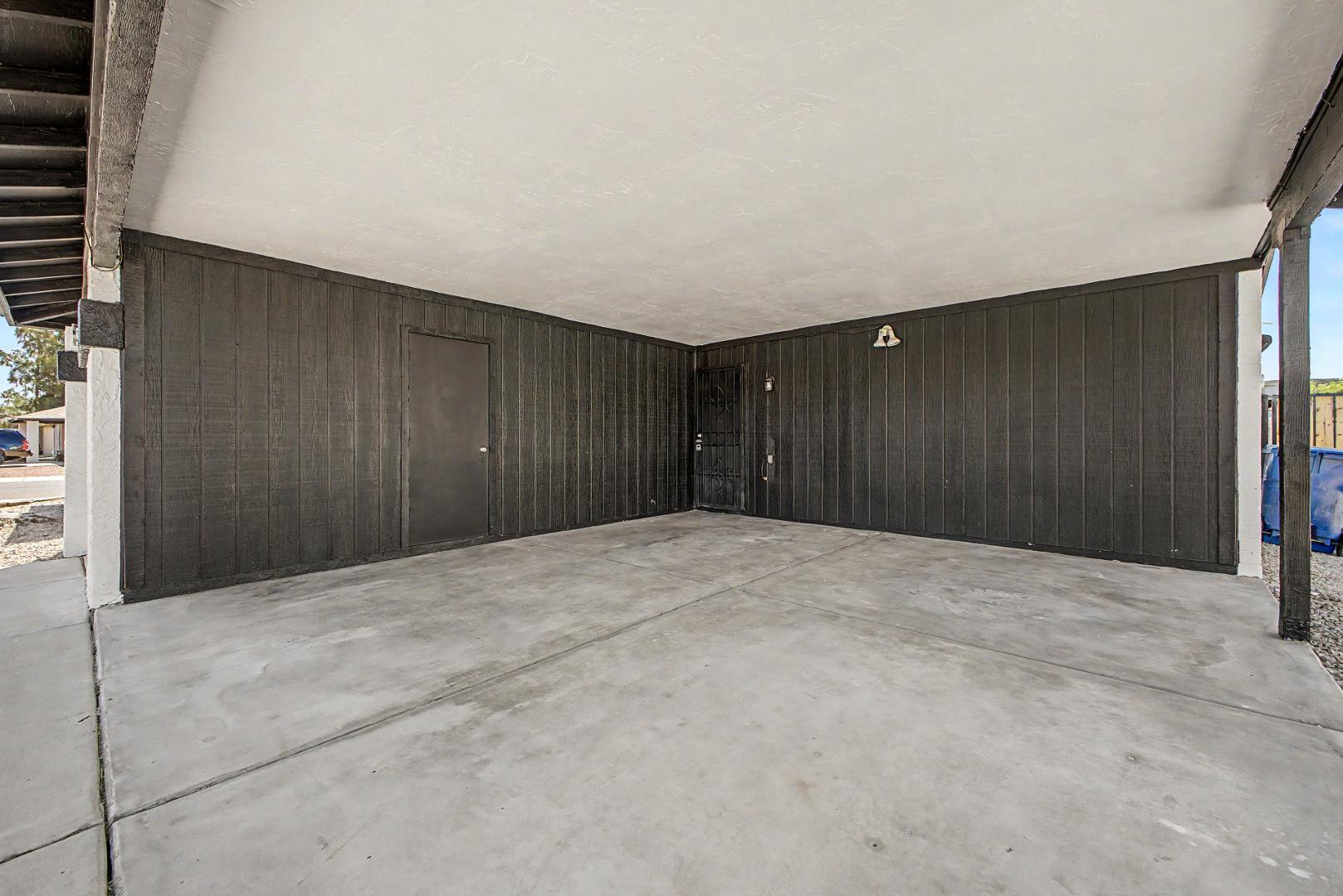 935 W SANTA CRUZ Drive