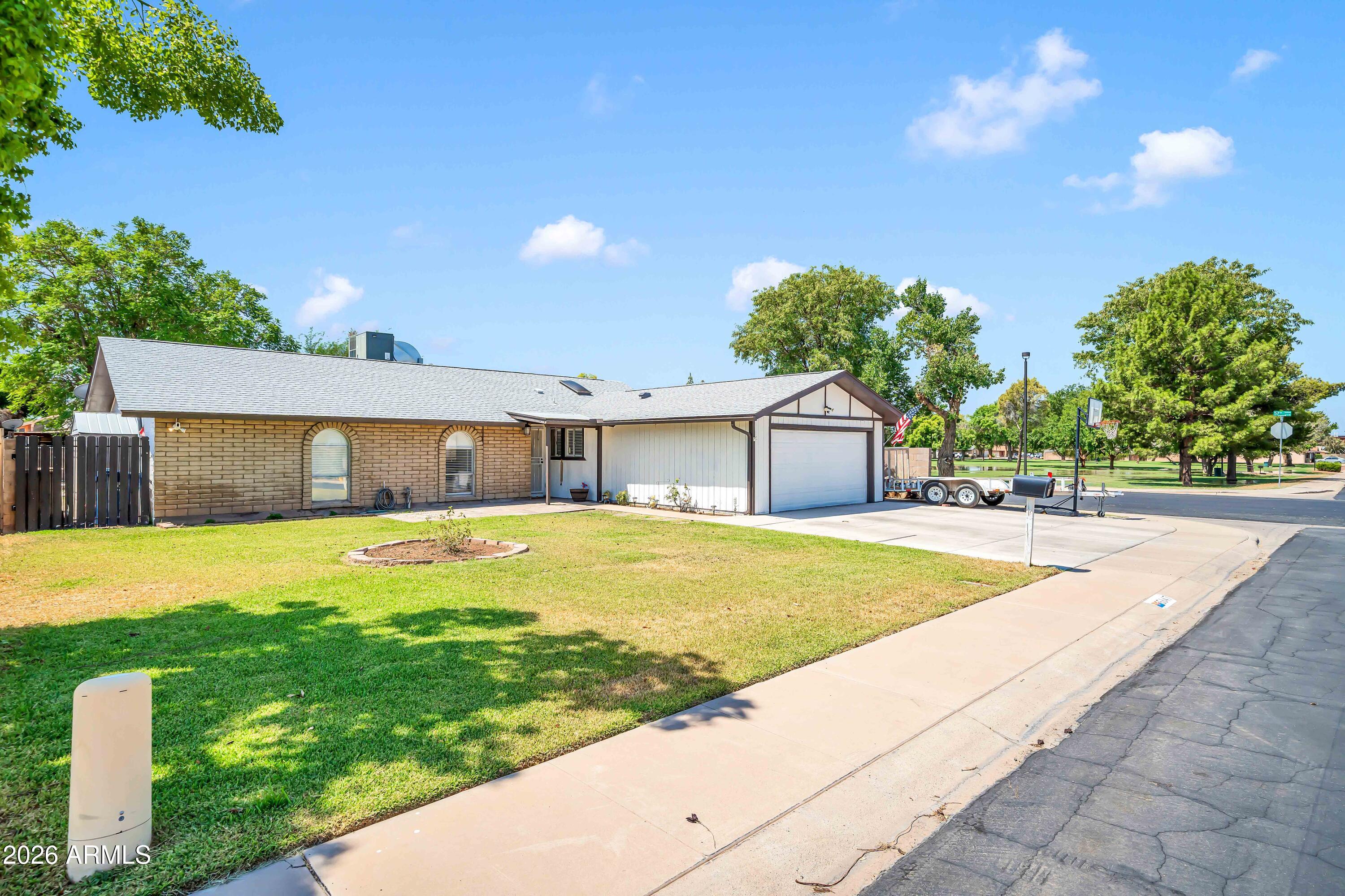 5647 W VOGEL Avenue