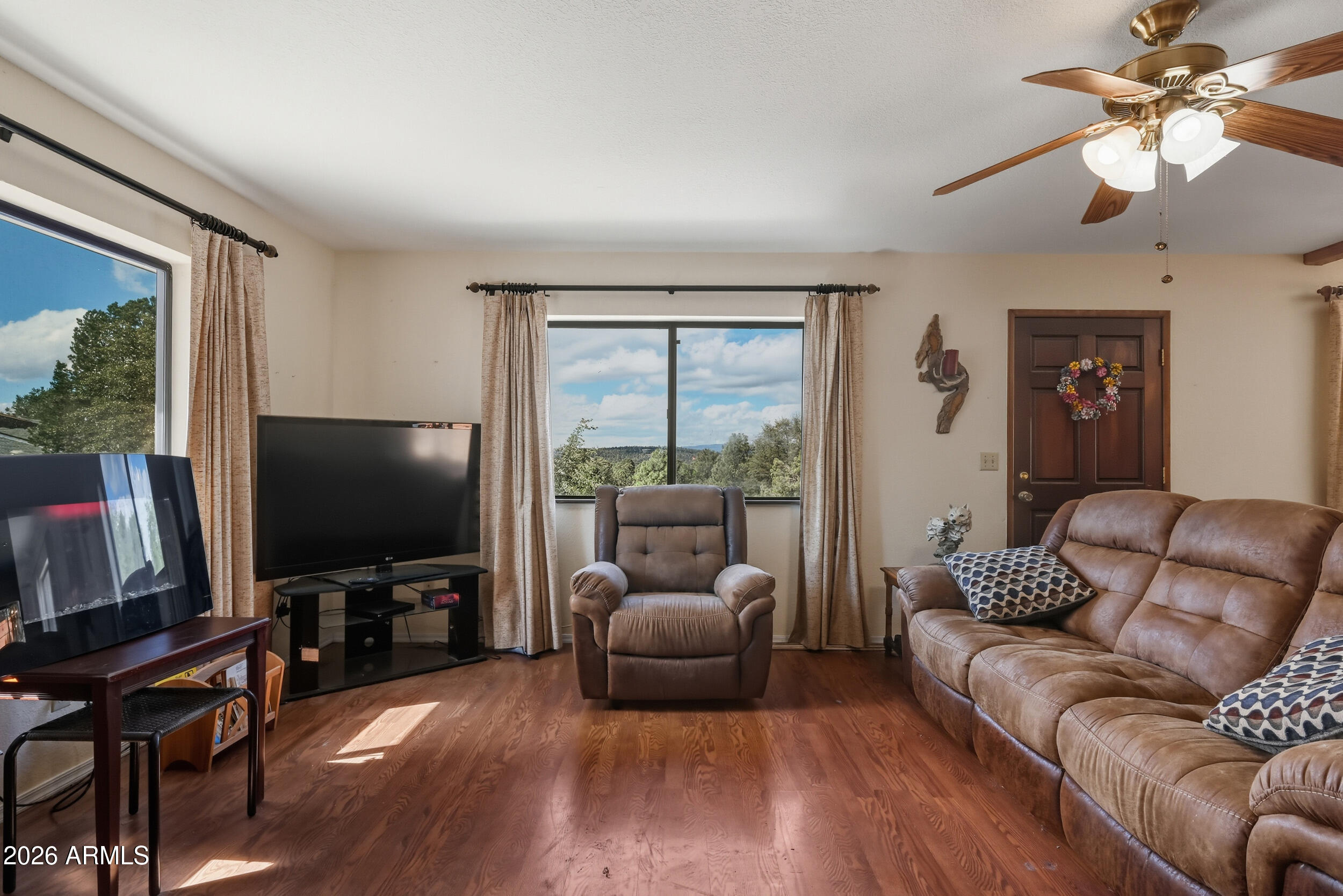 607 E DROWSEY Circle