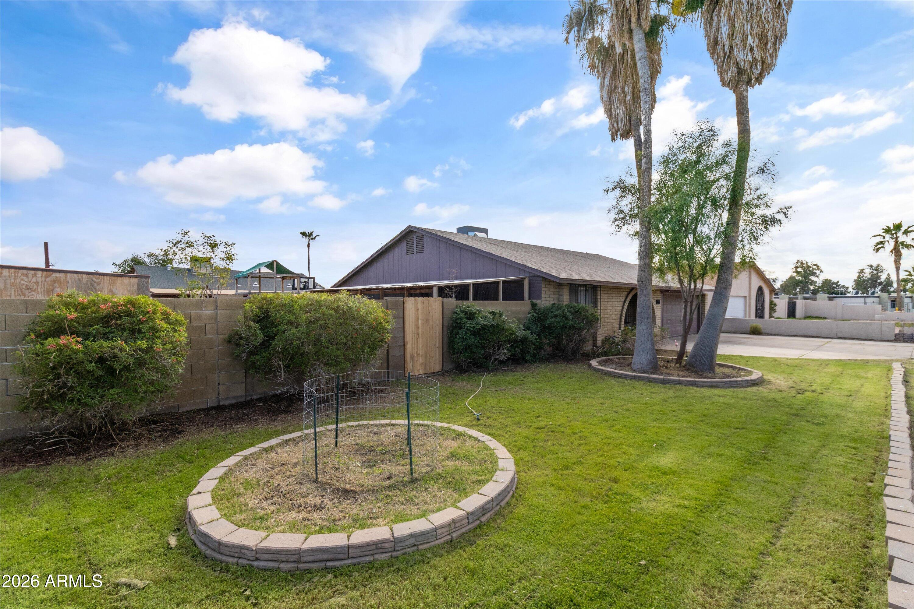 2165 E HAMPTON Avenue