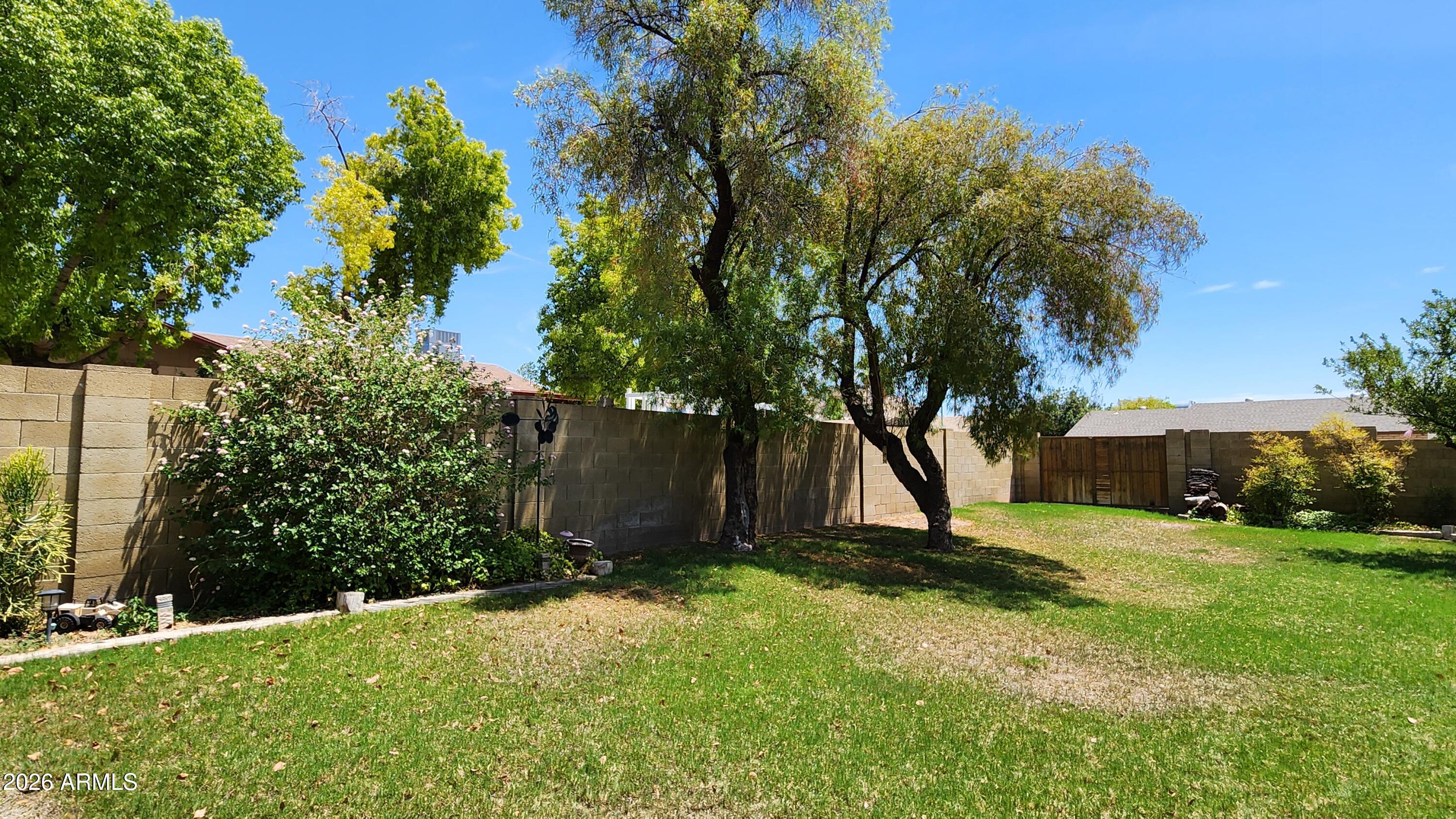 864 E PARADISE Lane