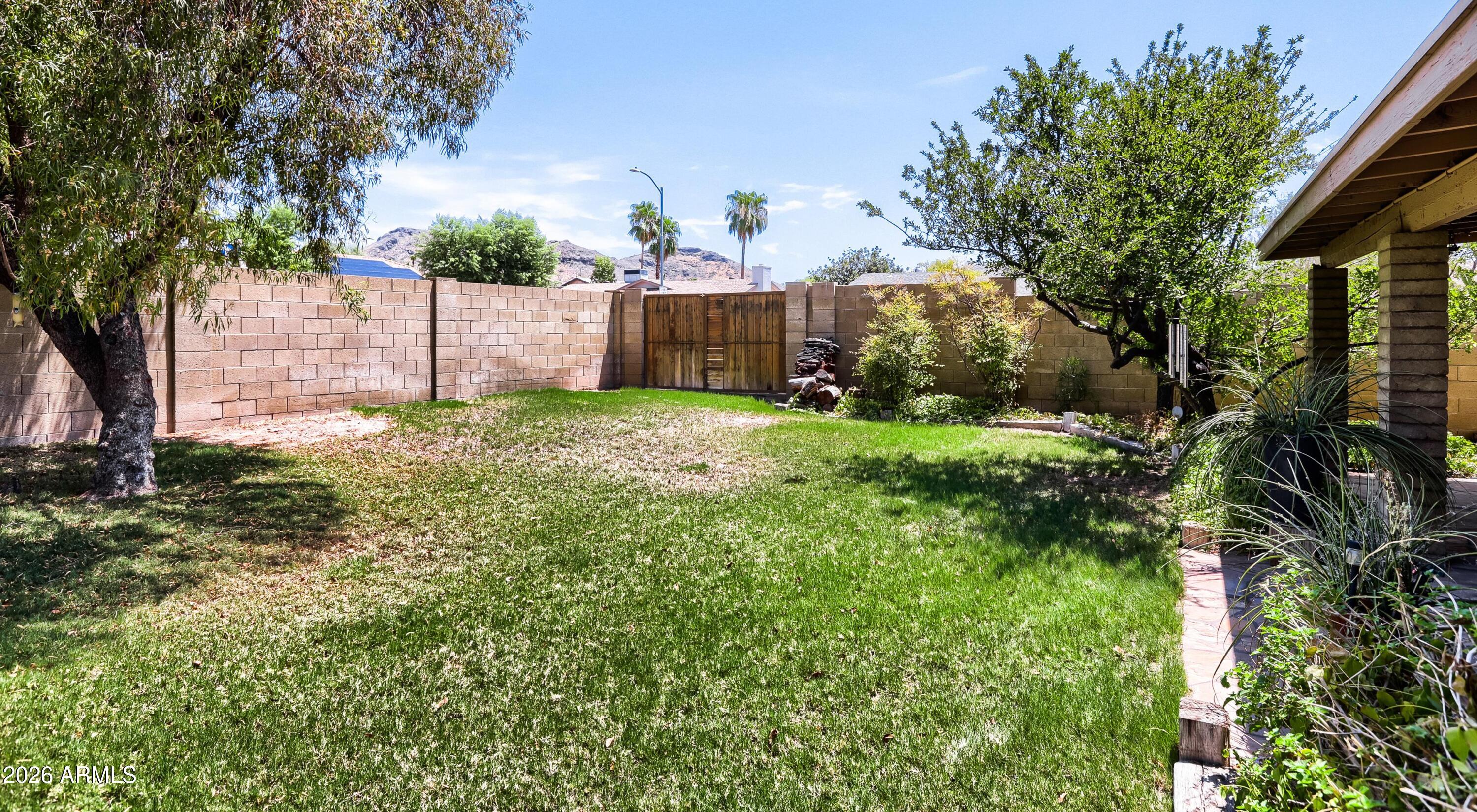 864 E PARADISE Lane