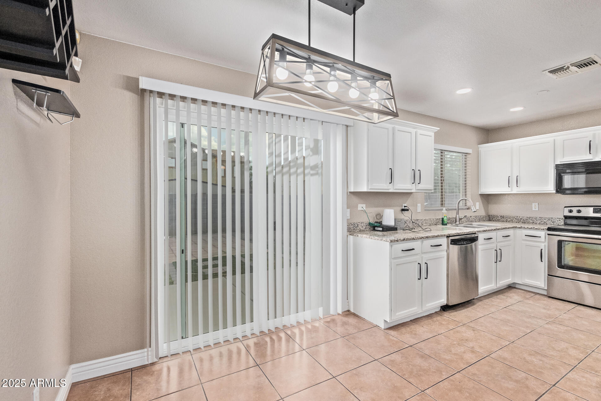 6237 W RAYMOND Street