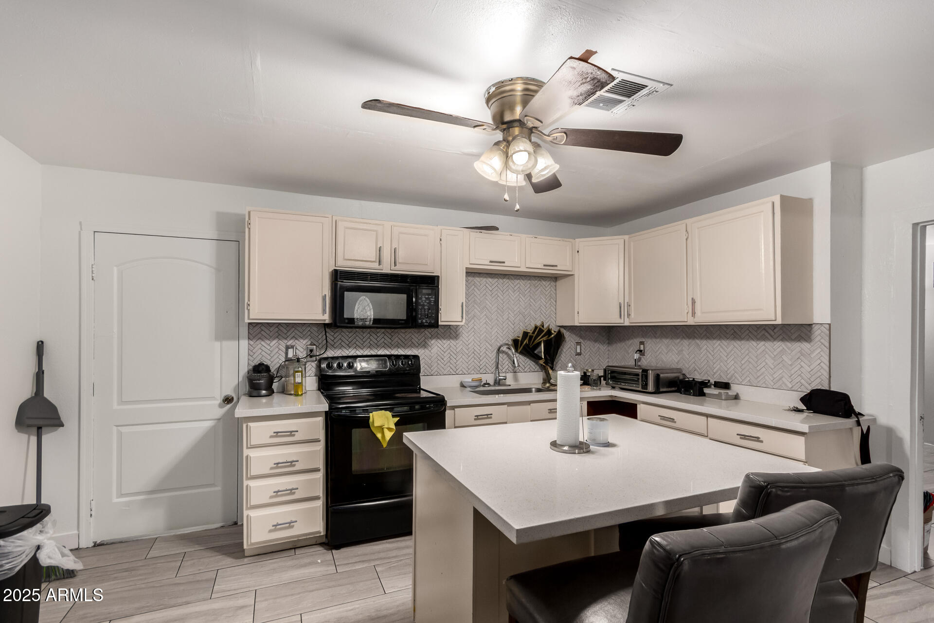 3735 W Moreland Street