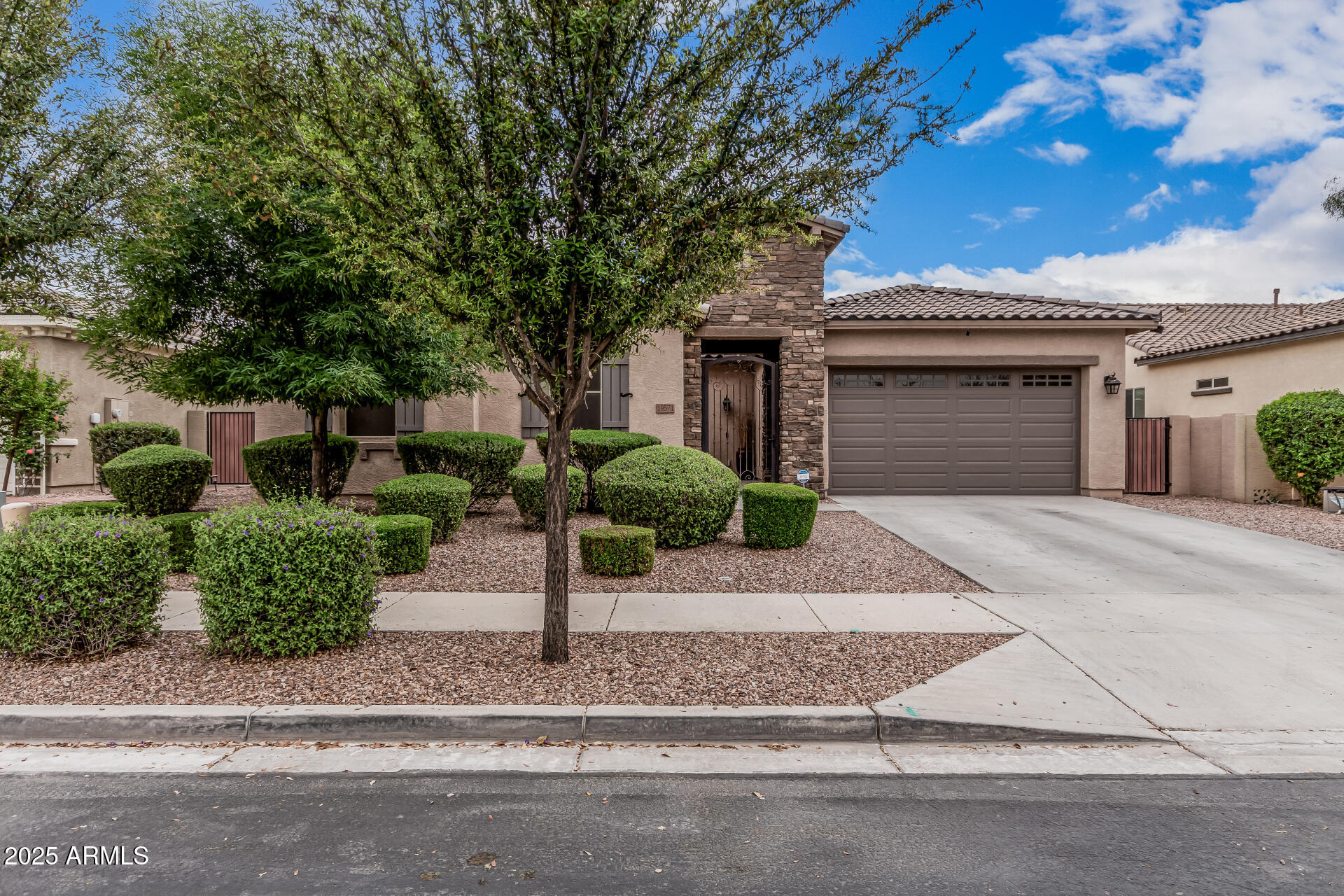 19571 E STRAWBERRY Drive