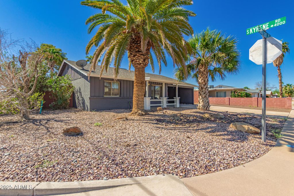 Photo of 307 W Santa Cruz Drive, Tempe, AZ 85282 (MLS # 6927758)