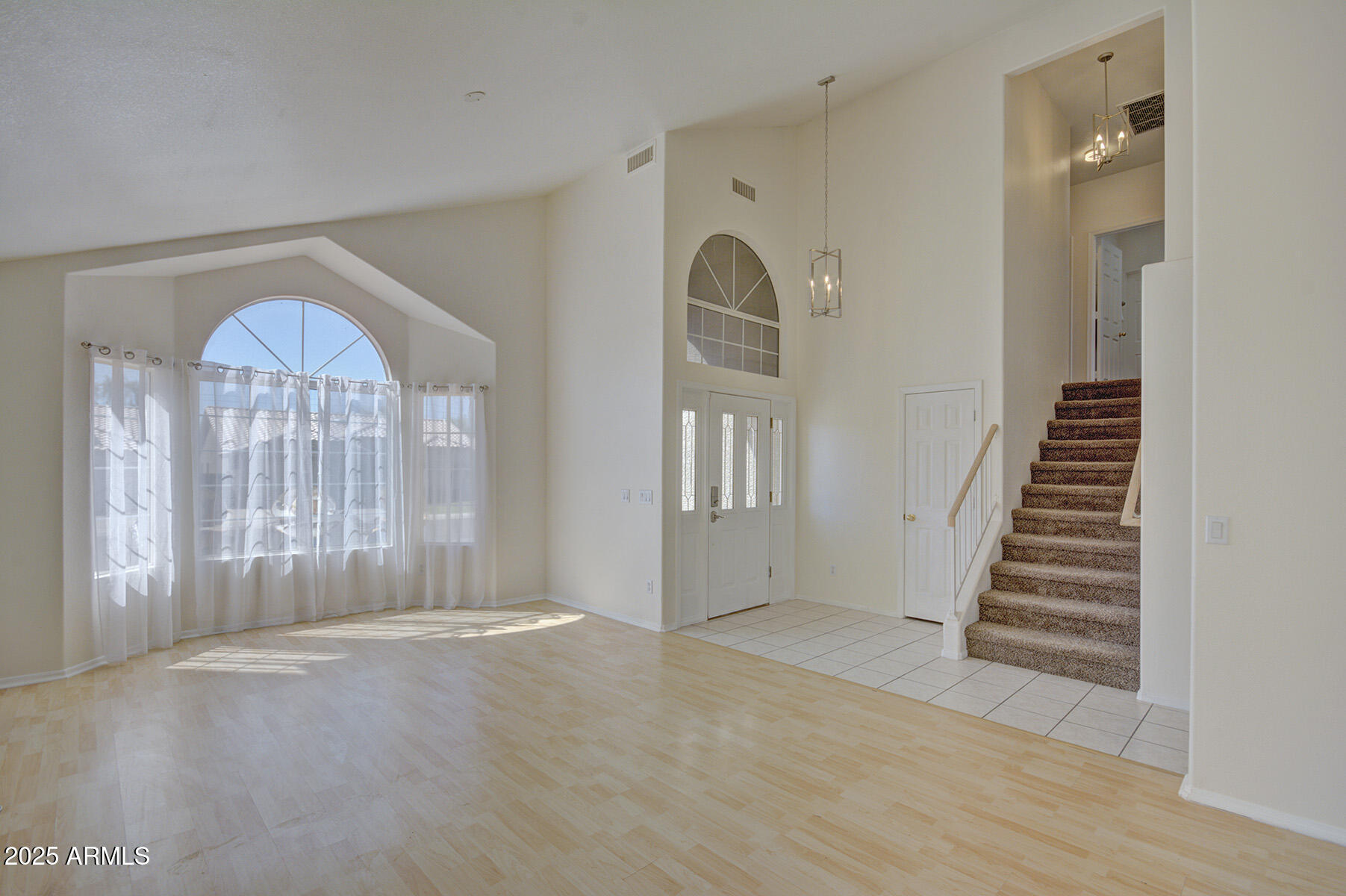 2806 E PONTIAC Drive