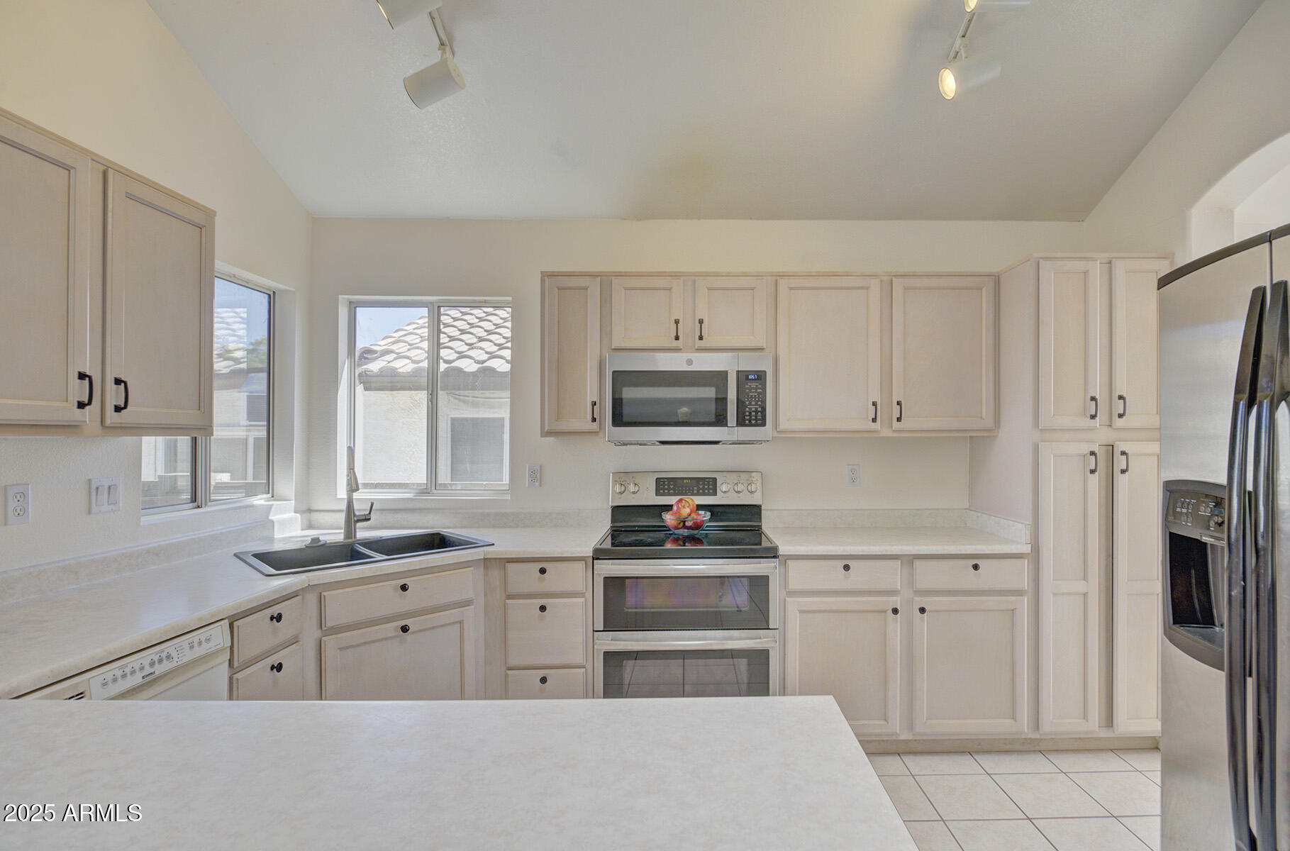 2806 E PONTIAC Drive