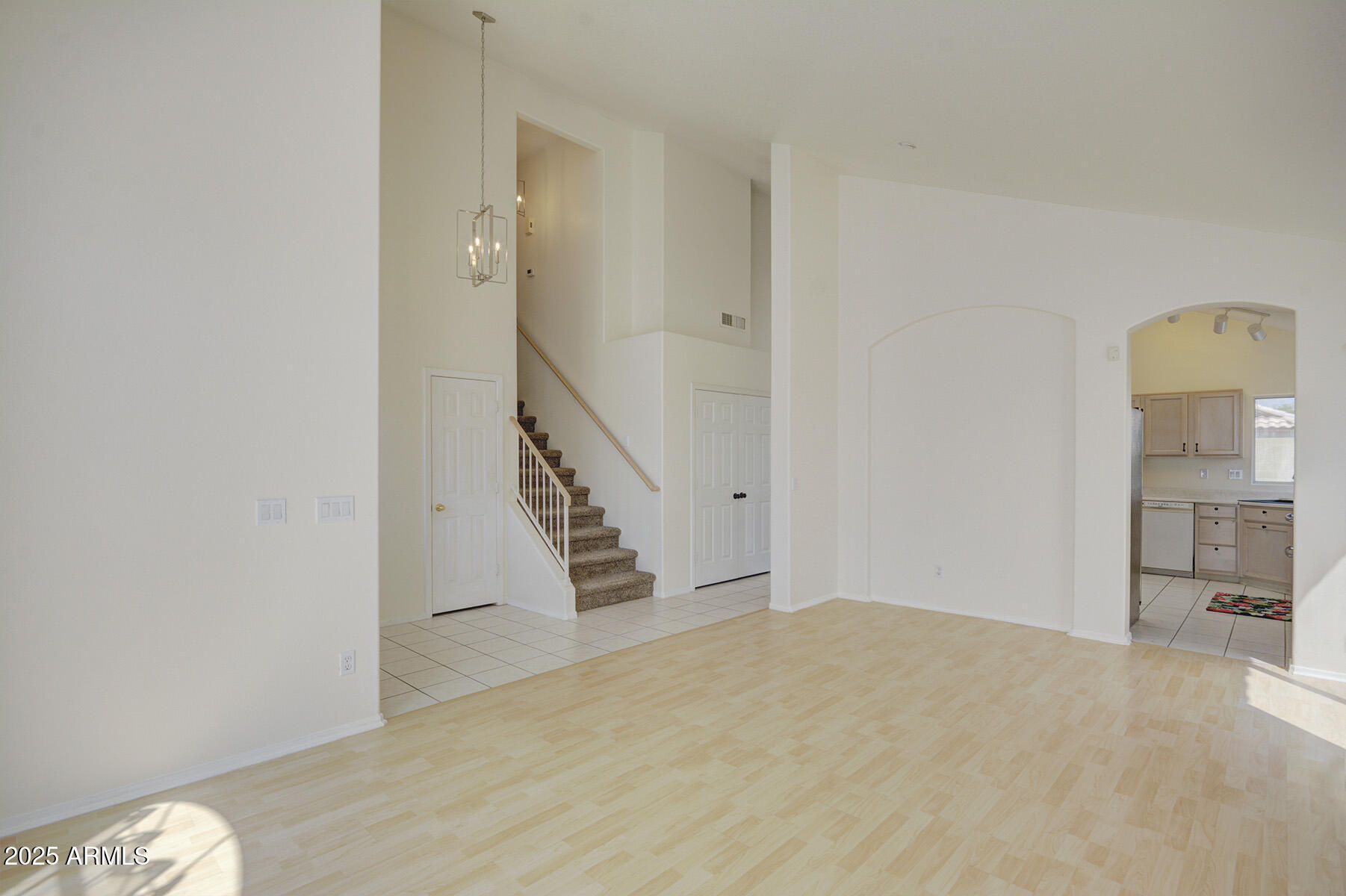 2806 E PONTIAC Drive