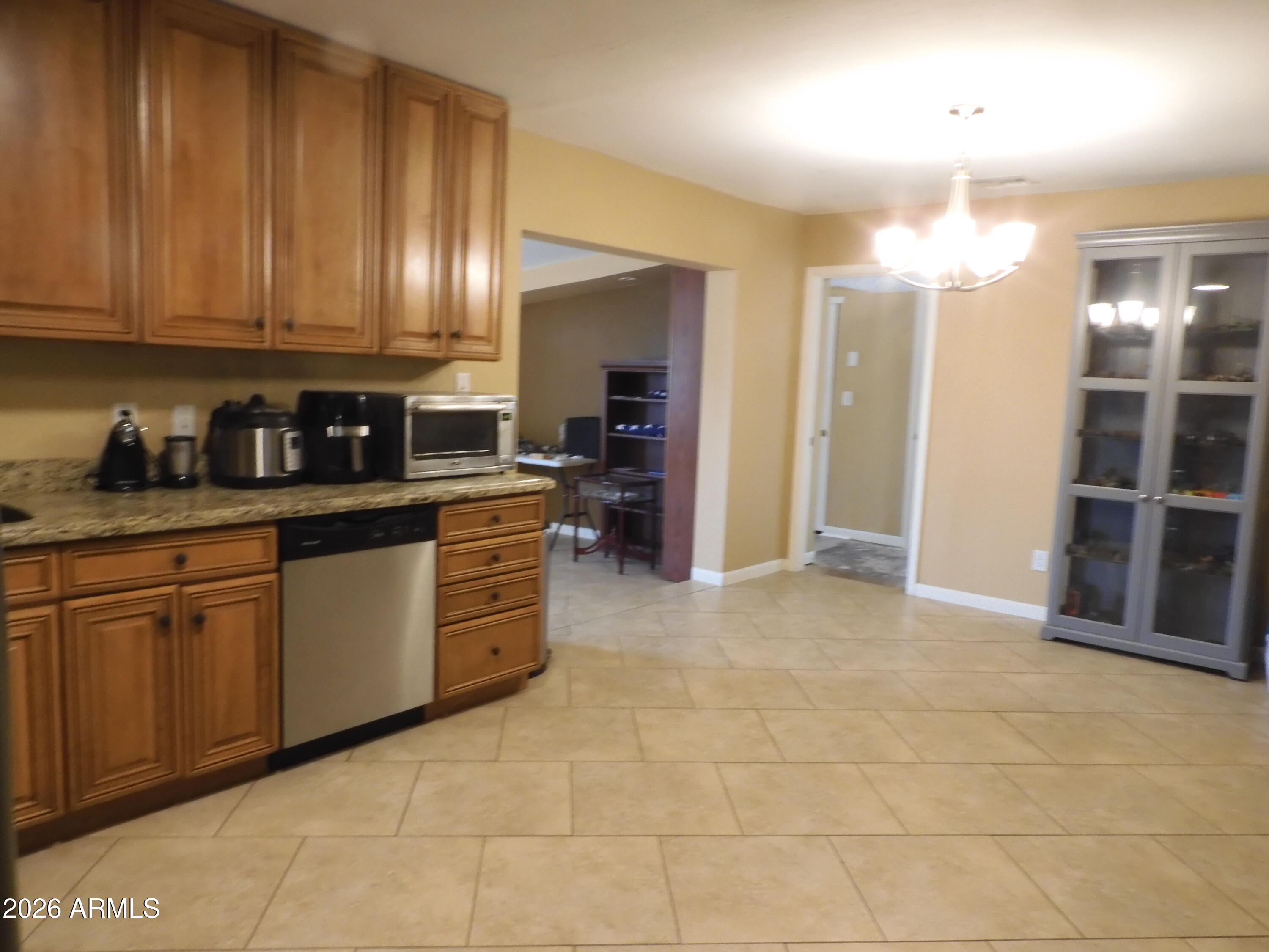 812 E DESERT Drive N