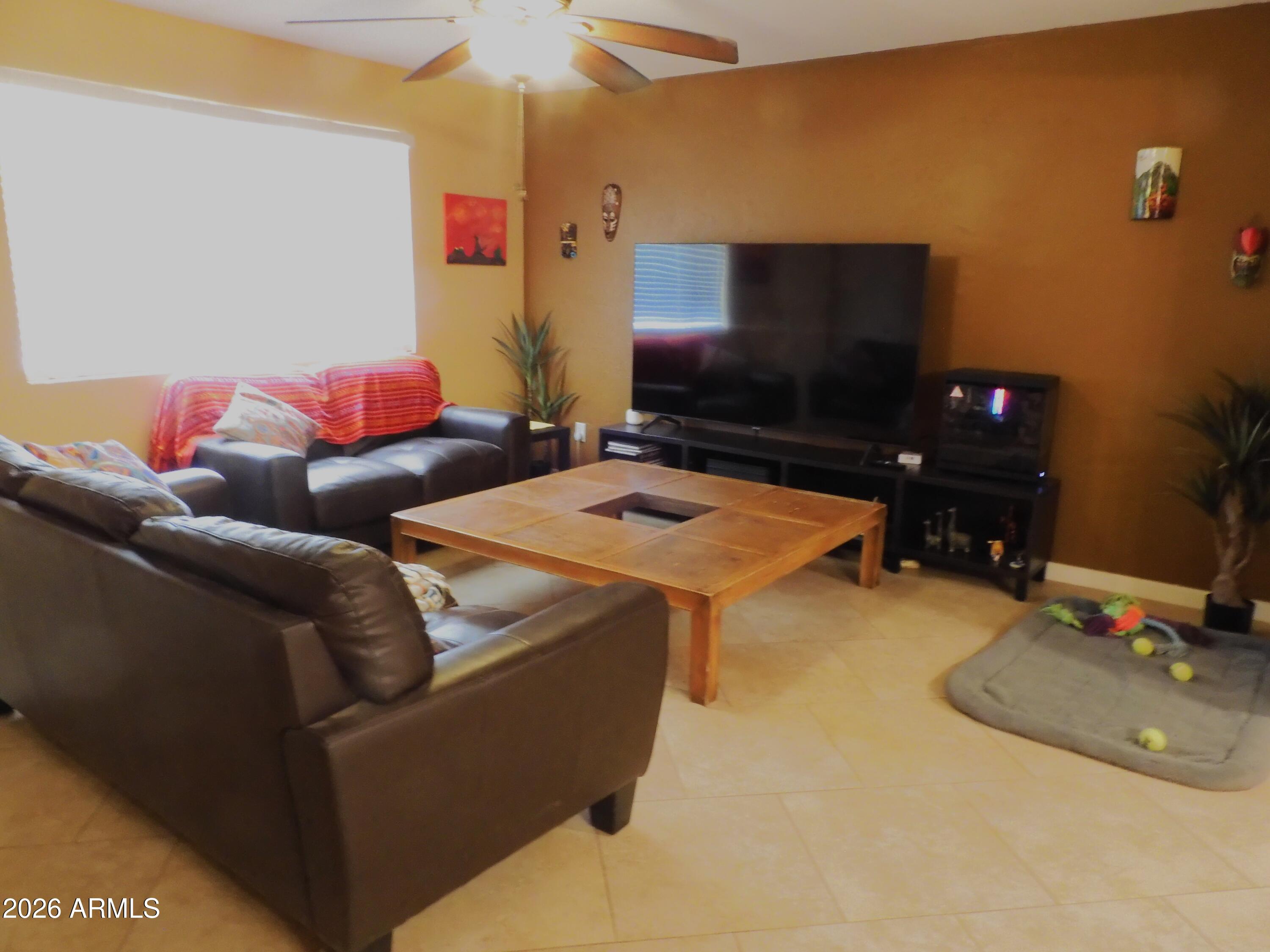 812 E DESERT Drive N