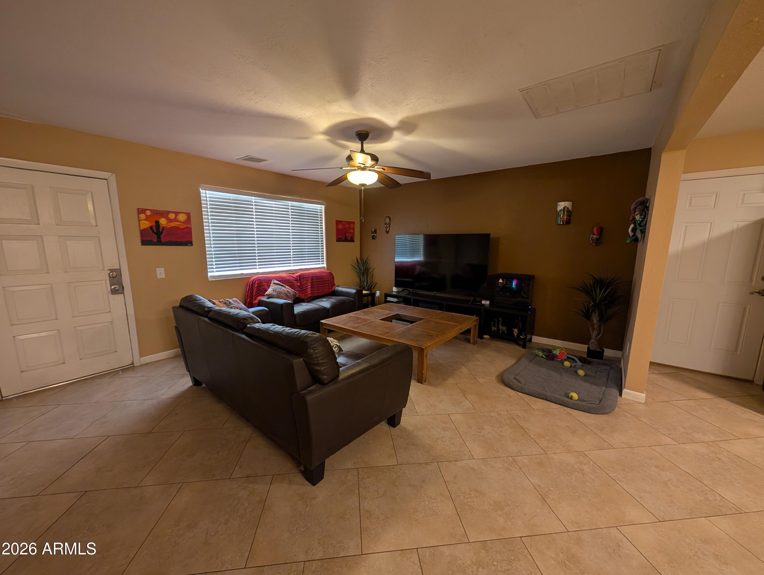 812 E DESERT Drive N