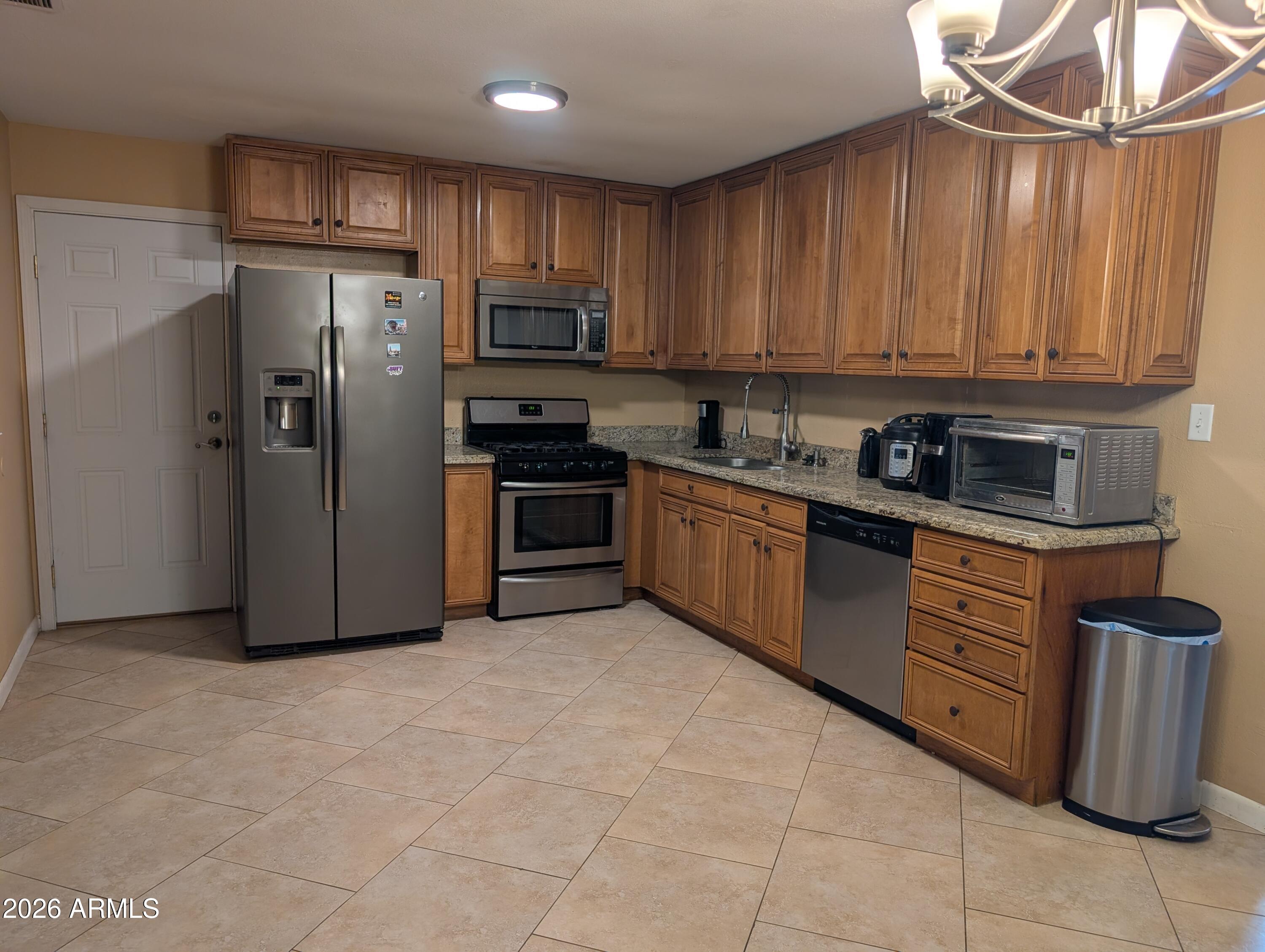 812 E DESERT Drive N