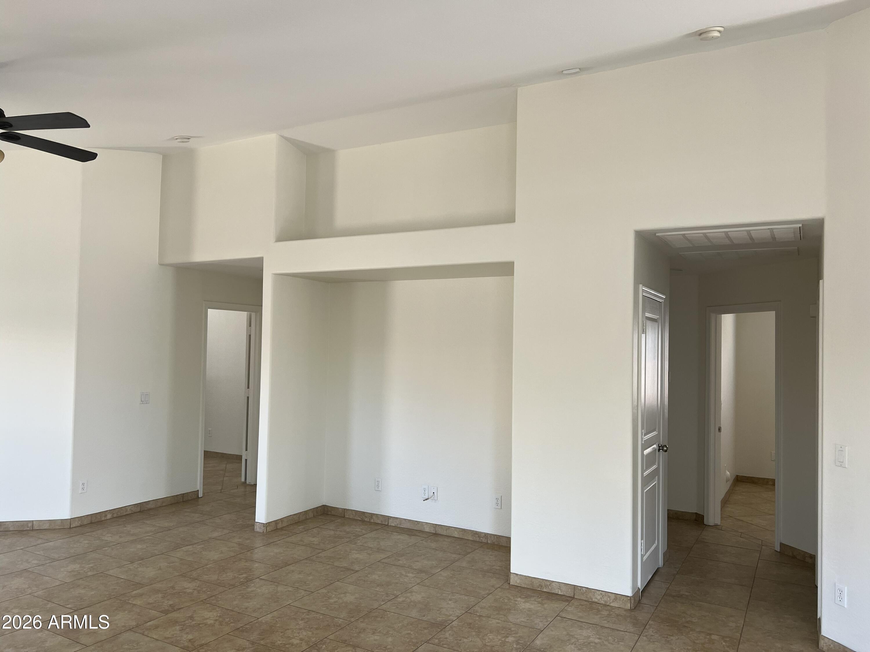 2556 W TAMARISK Avenue