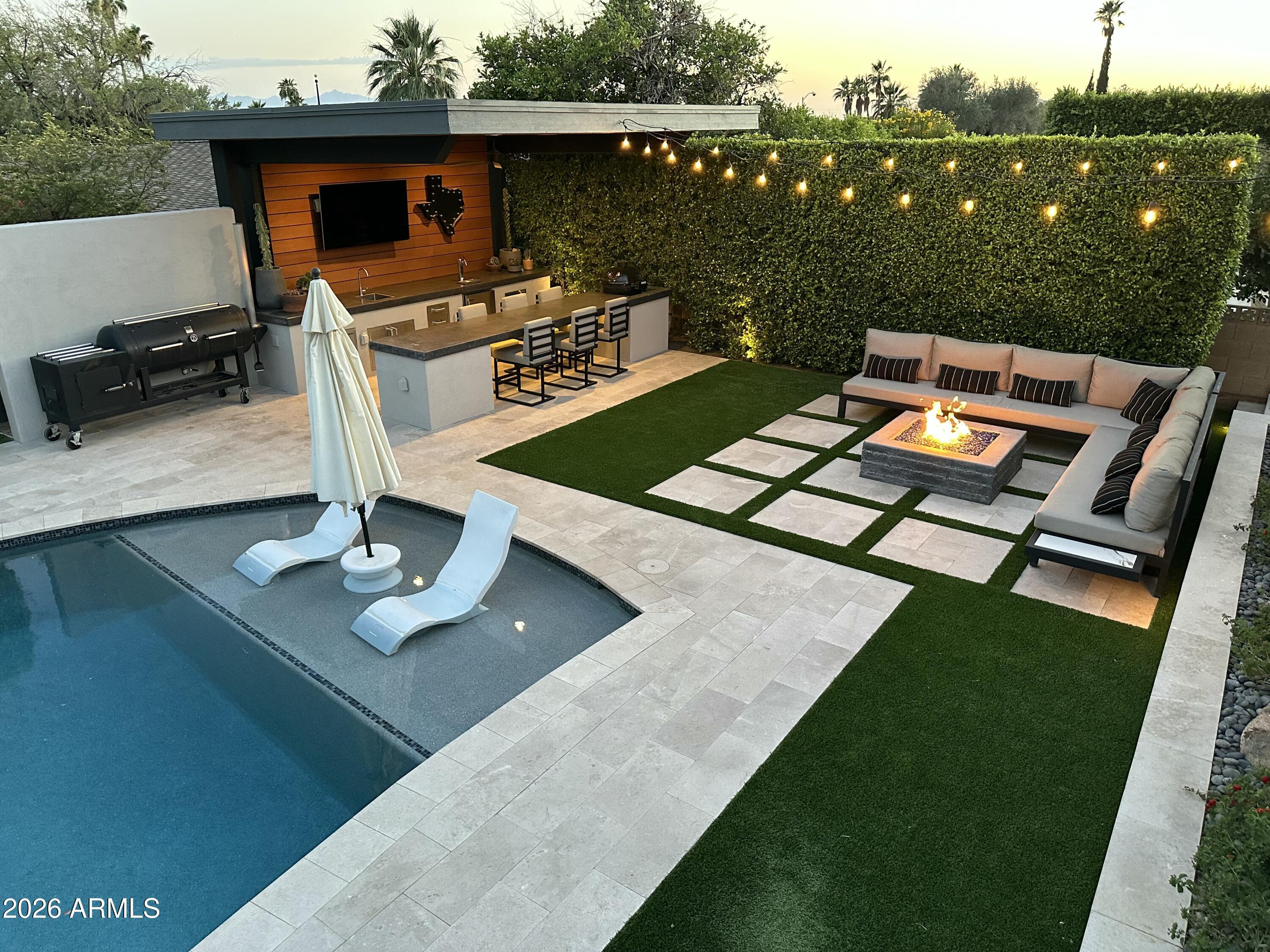 2219 E PALMAIRE Avenue