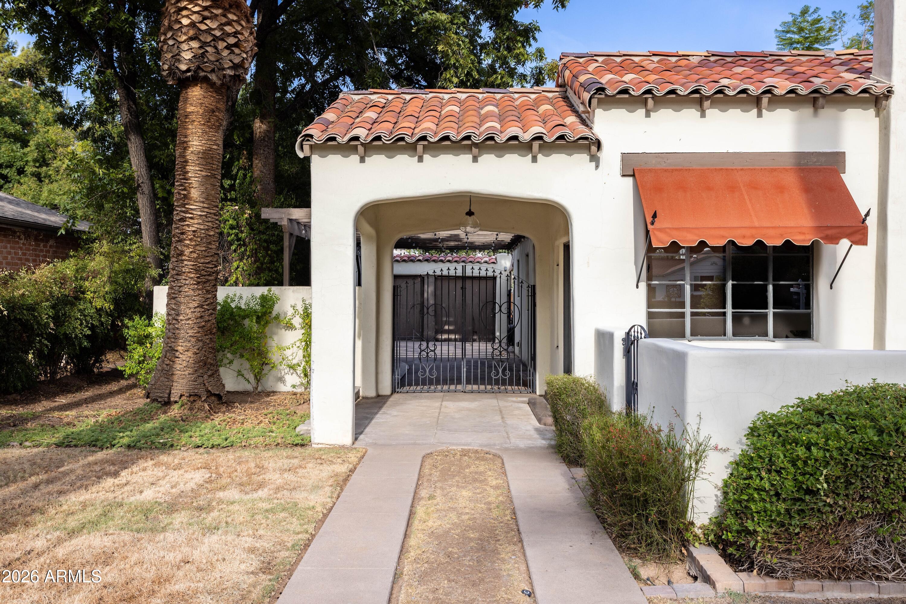 2207 N 11TH Avenue