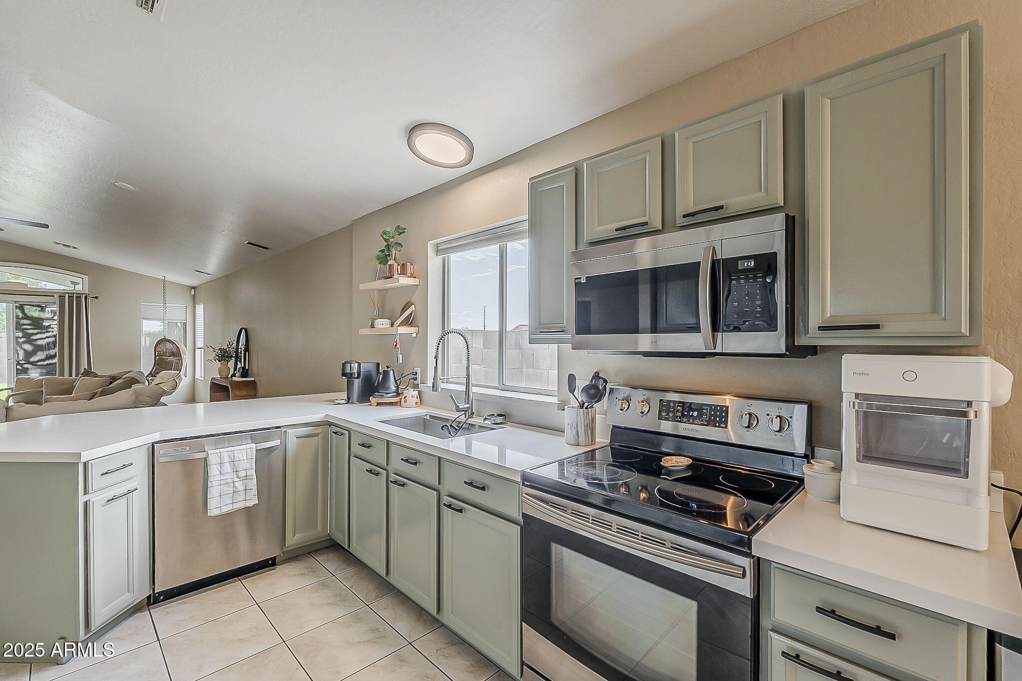 2101 E ROSEMONTE Drive