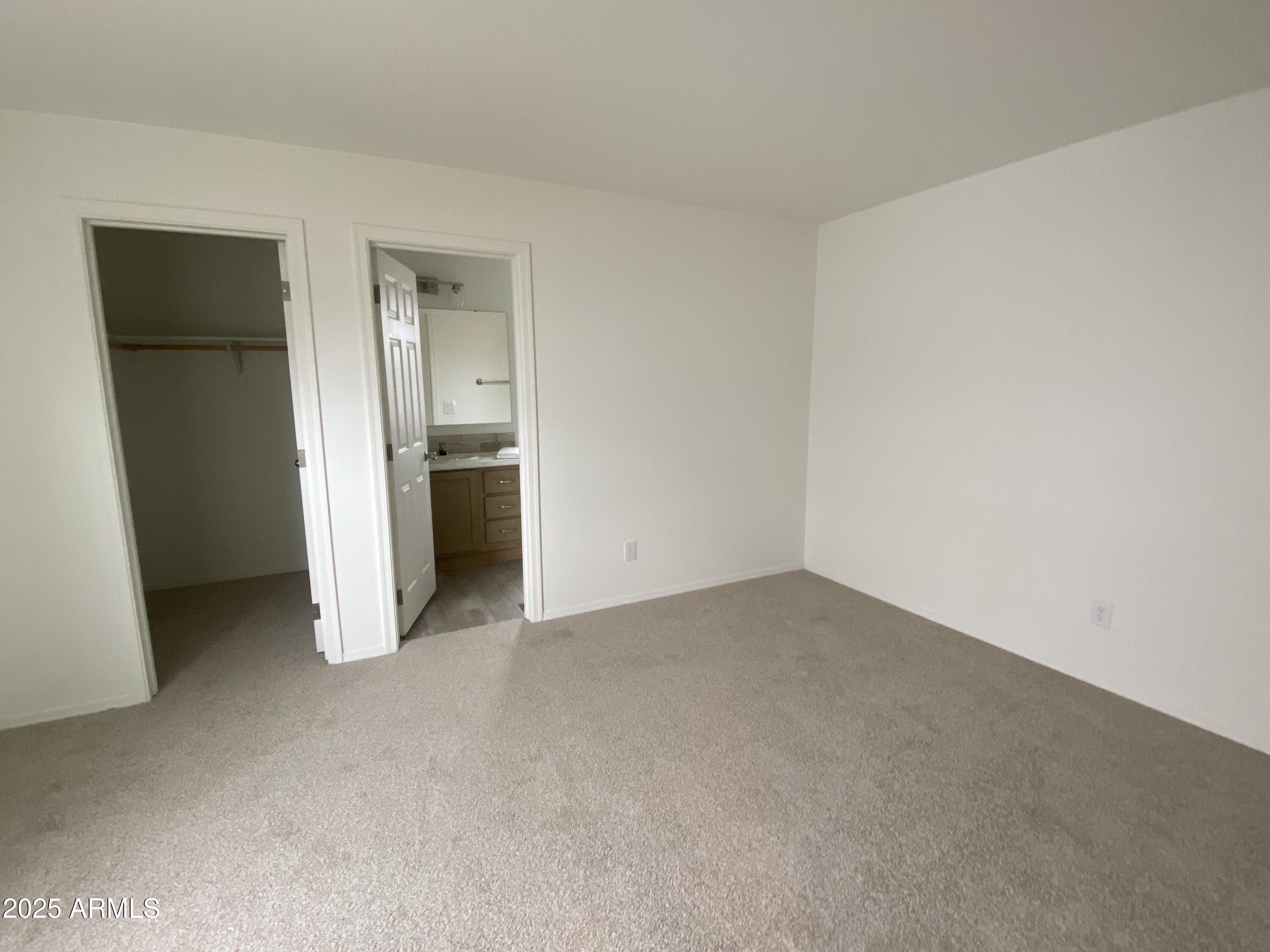 215 W VENICE Way