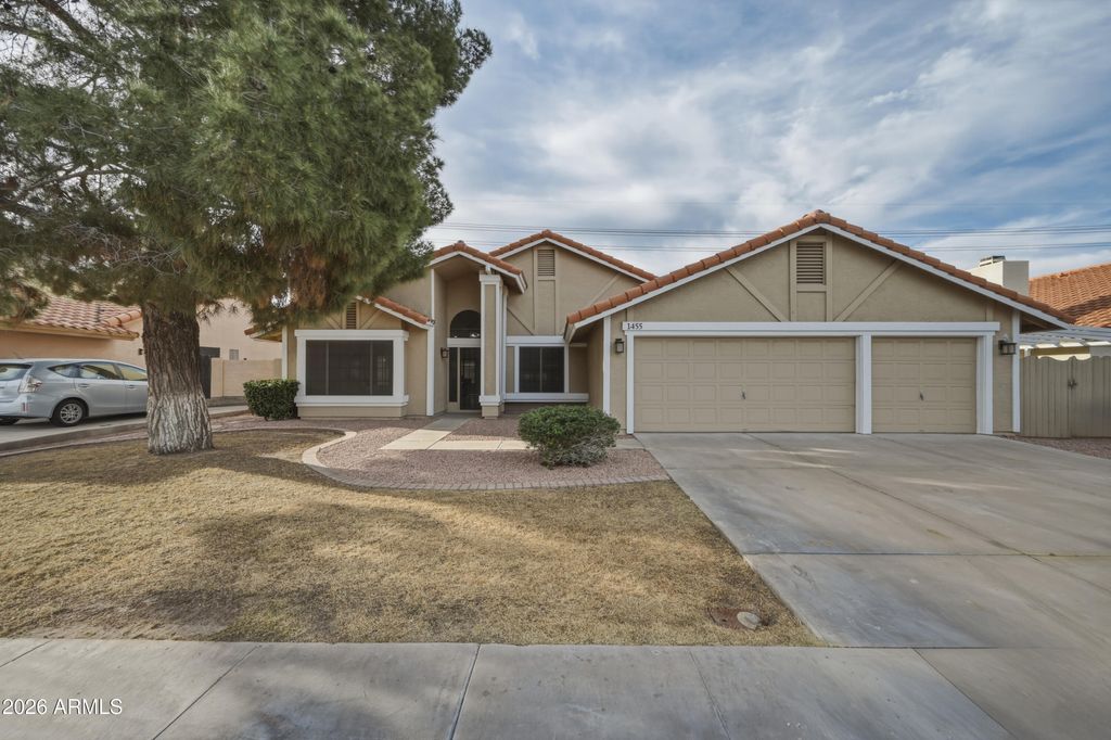 Photo of 1455 E Brentrup Drive, Tempe, AZ 85283 (MLS # 6993653)