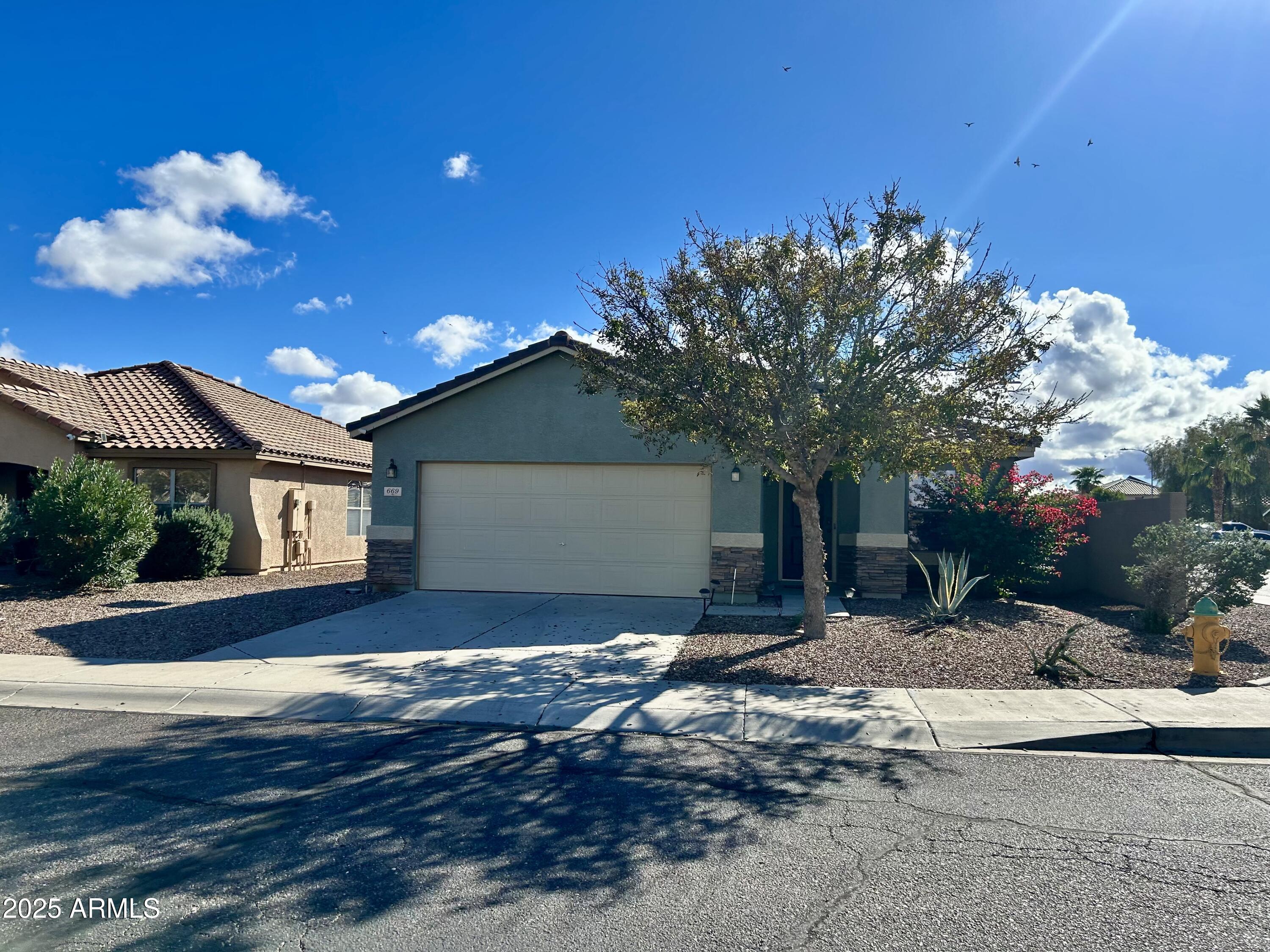 669 W SILVER REEF Court