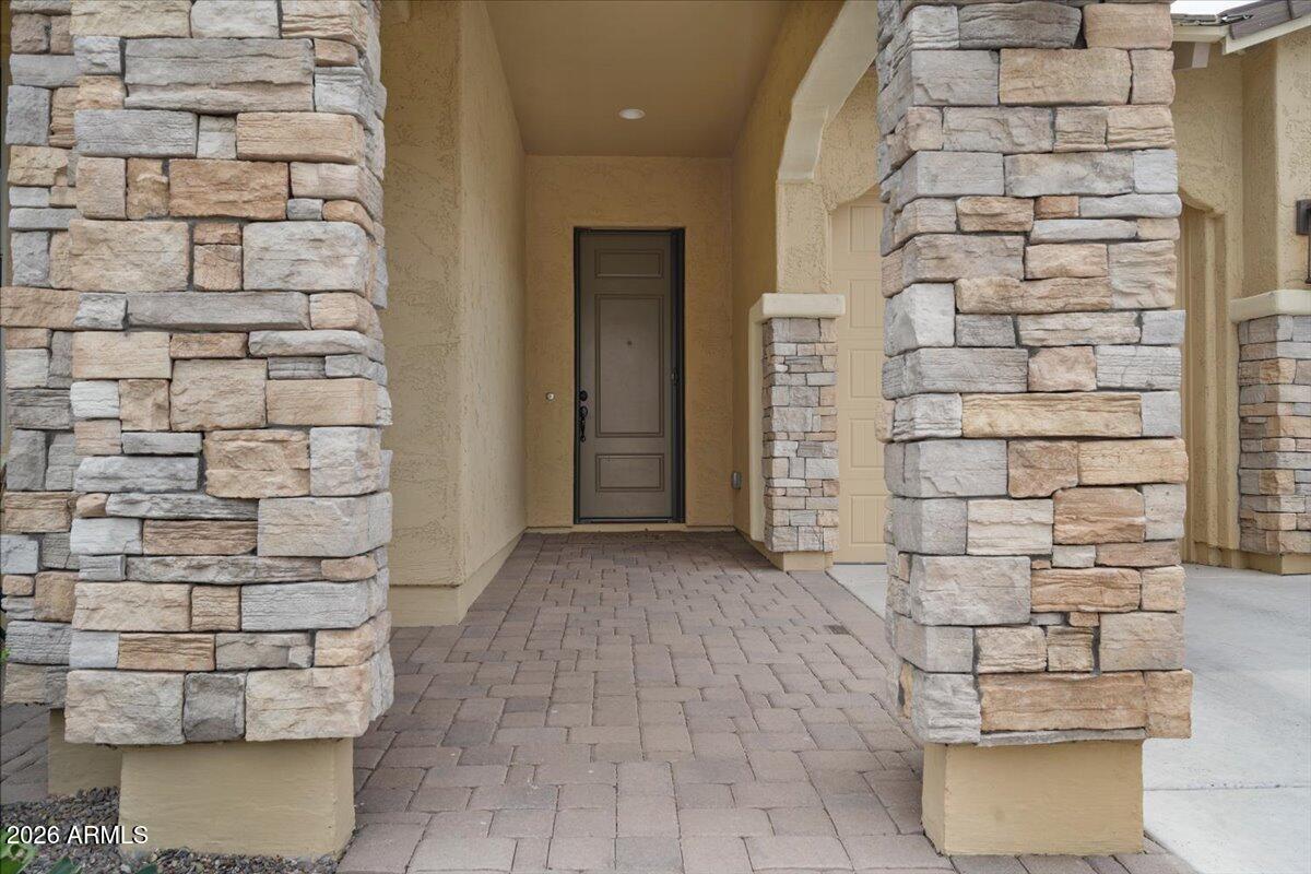 21247 W MEADOWBROOK Avenue