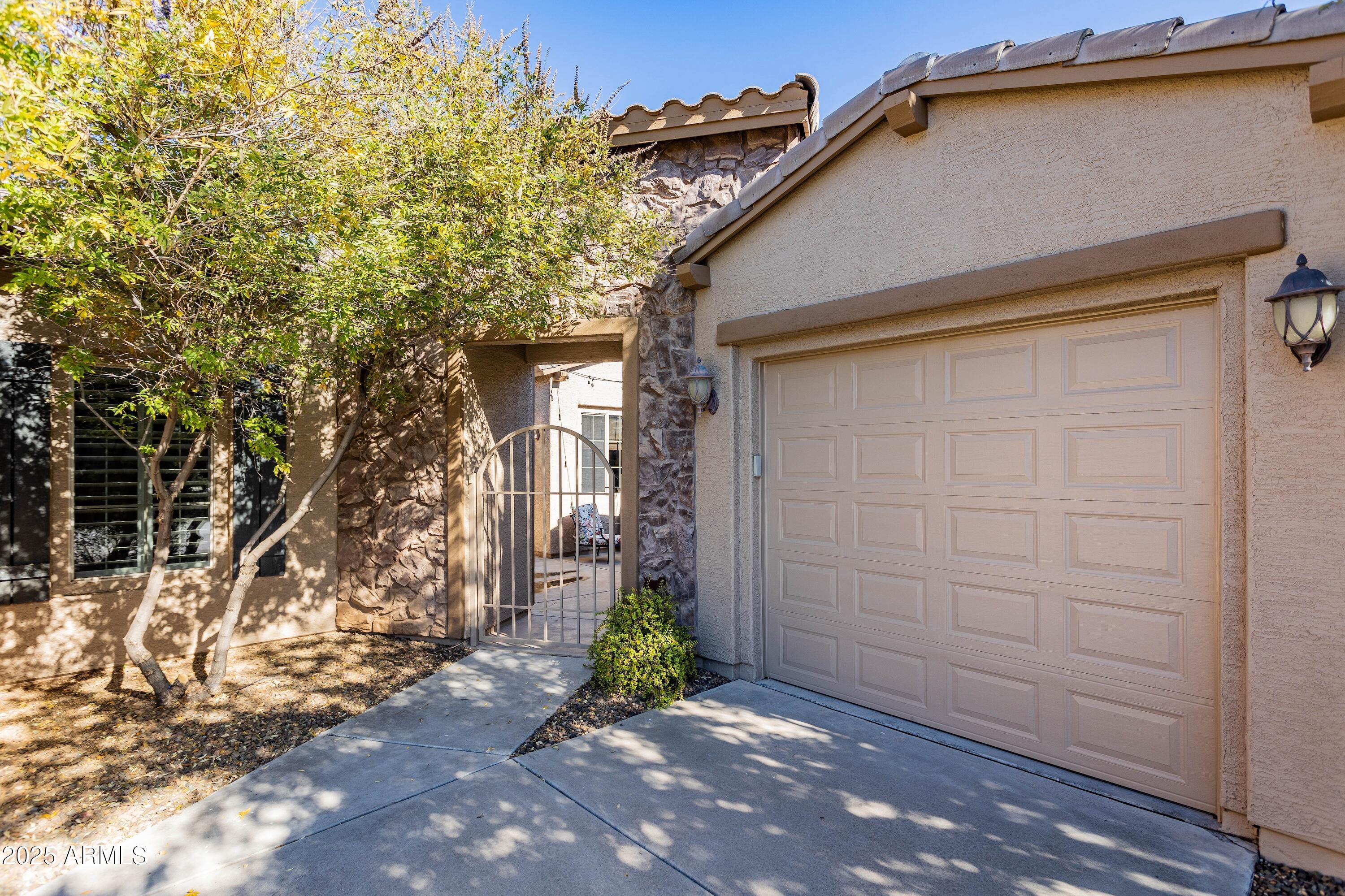2554 E HONEYSUCKLE Place