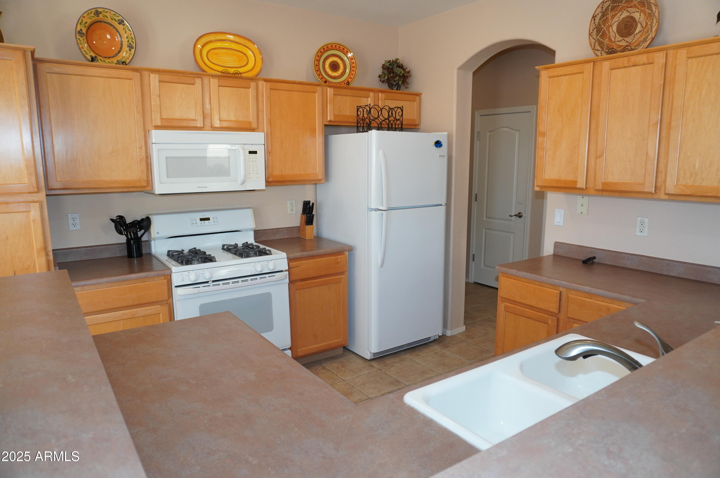 1821 W GLENHAVEN Drive