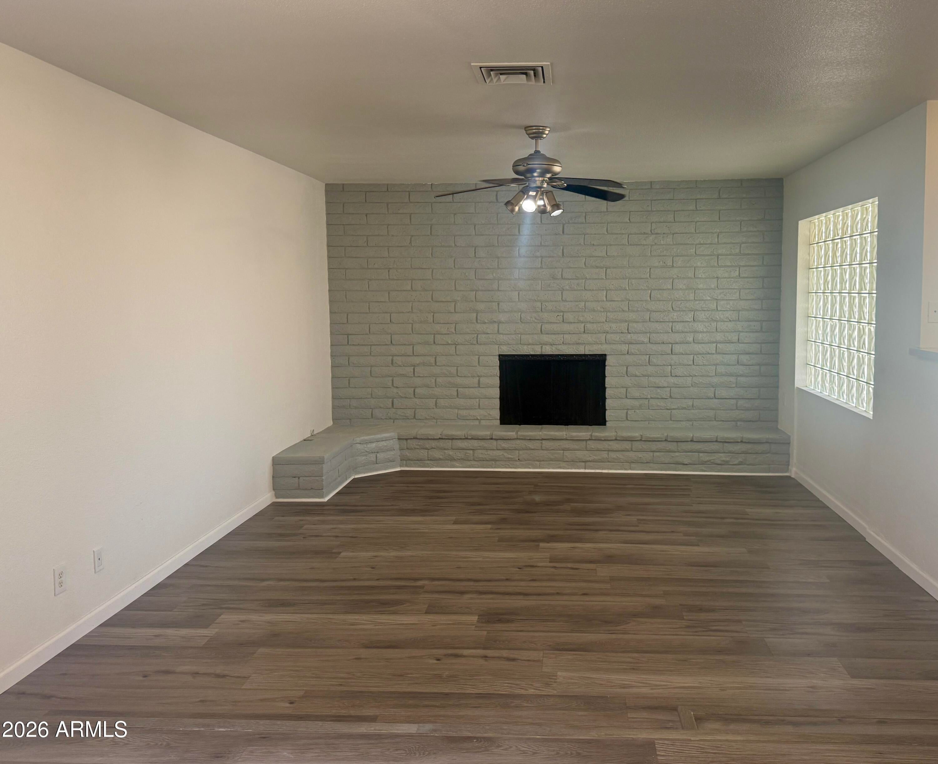 3216 W PEORIA Avenue