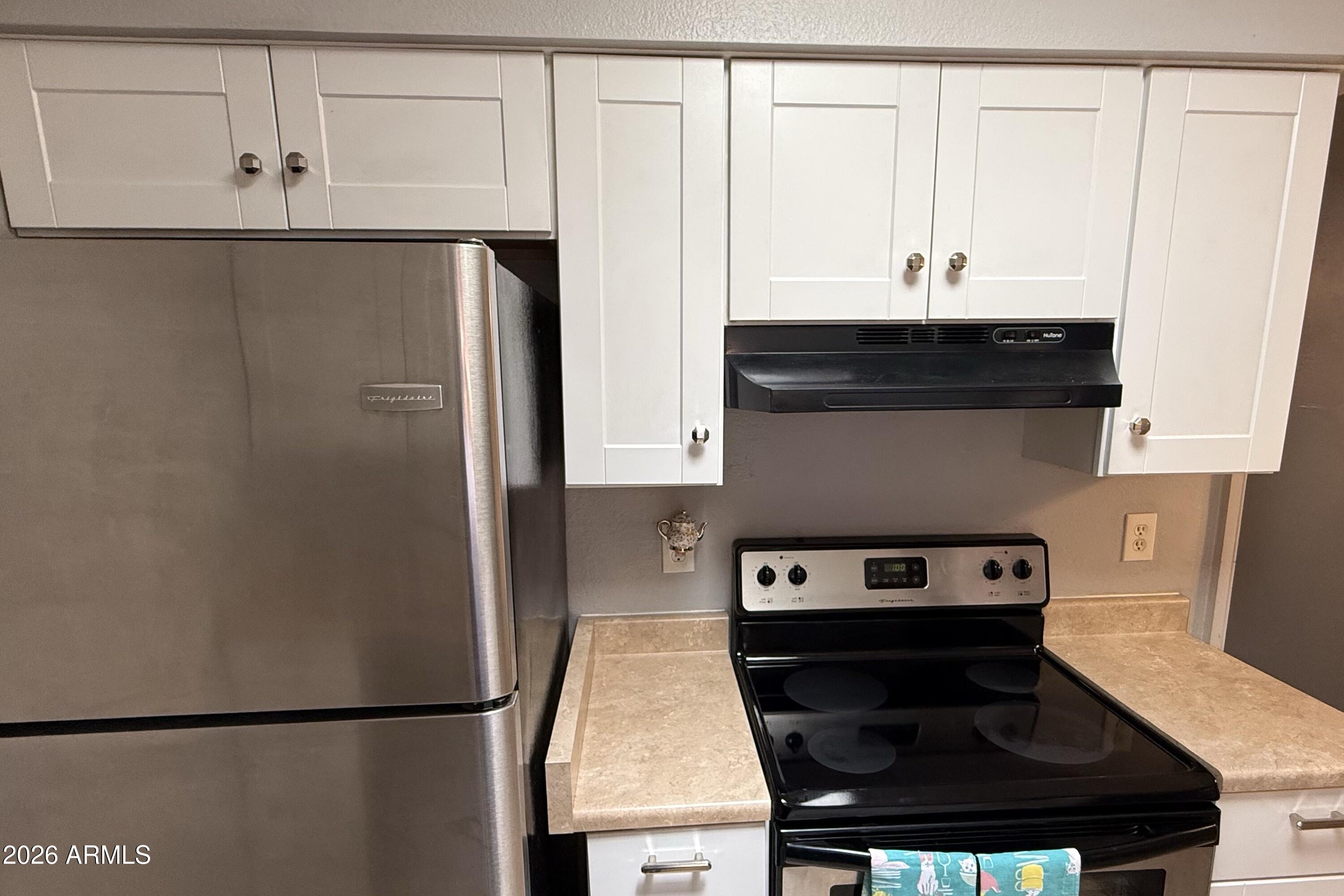 408 W PONTIAC Drive 6