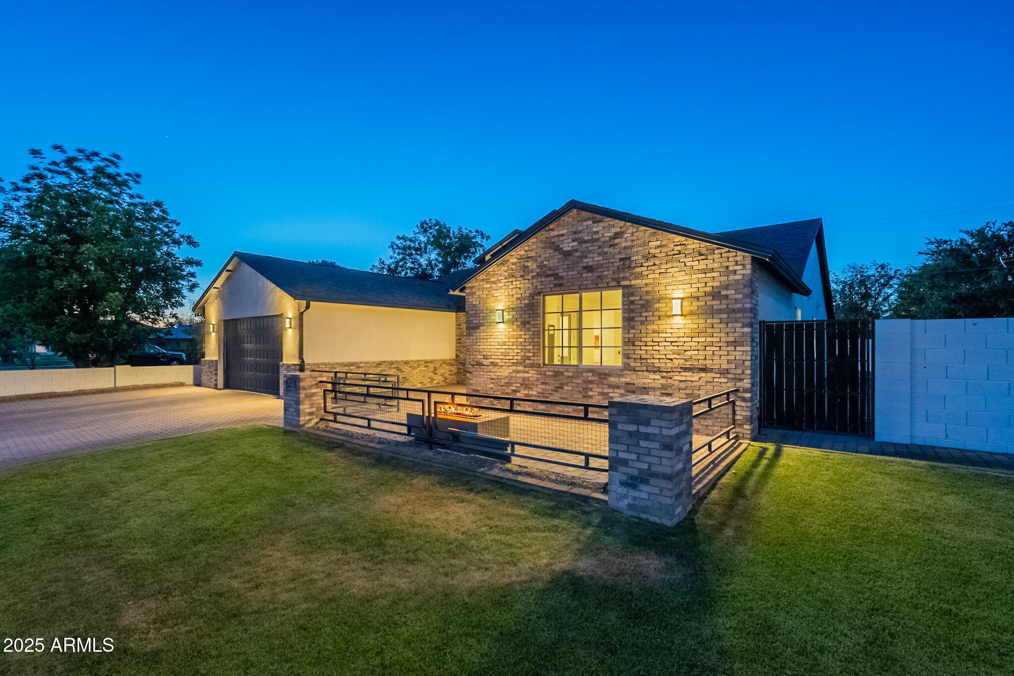 3834 E CLARENDON Avenue