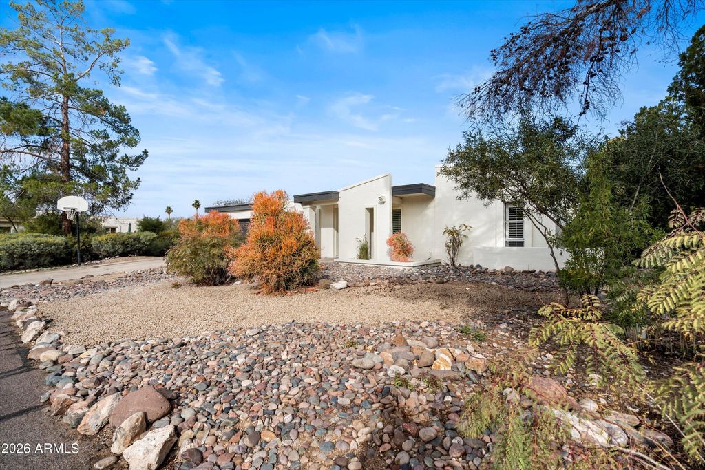 Photo of 1155 E Village Circle Drive N, Phoenix, AZ 85022 (MLS # 6975474)