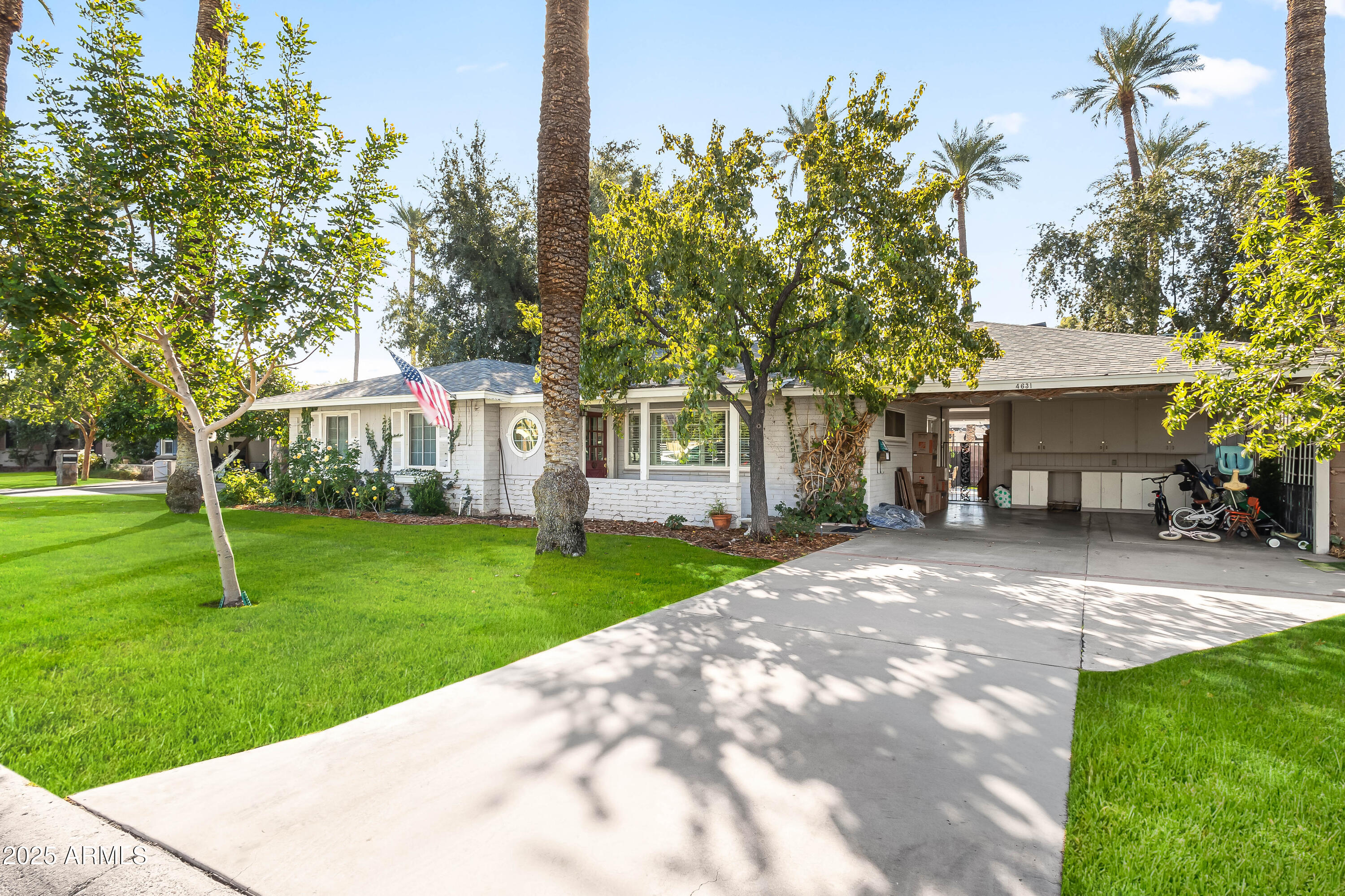 4631 E PINCHOT Avenue